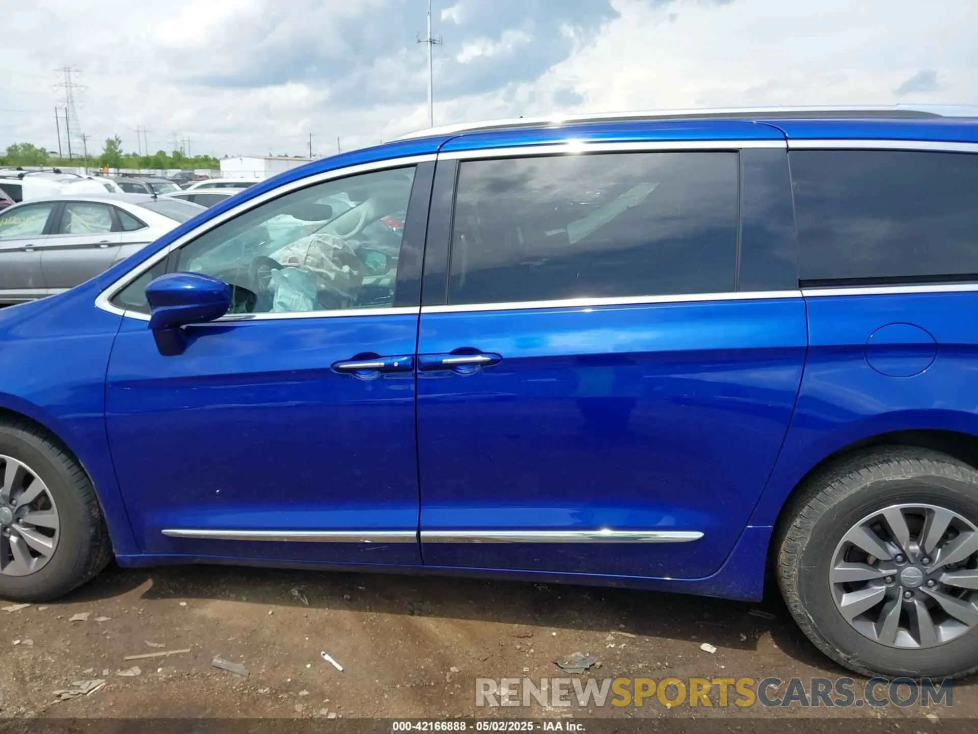 14 Photograph of a damaged car 2C4RC1EG3LR172897 CHRYSLER PACIFICA 2020