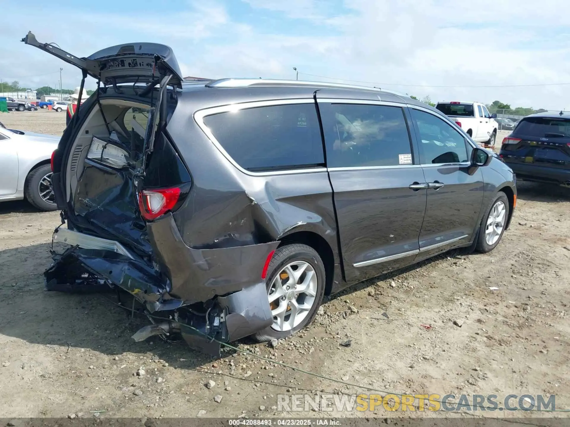 4 Photograph of a damaged car 2C4RC1EG5LR203664 CHRYSLER PACIFICA 2020