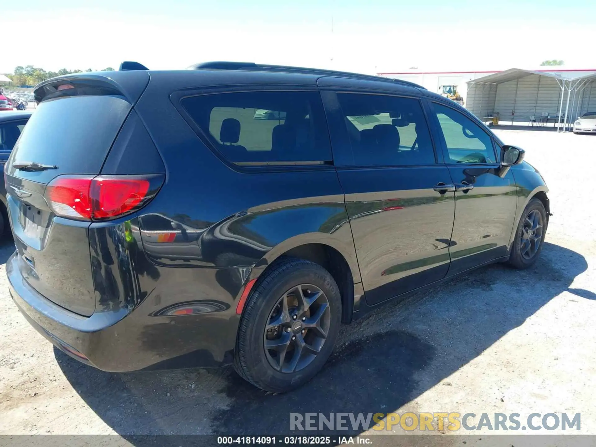 4 Photograph of a damaged car 2C4RC1EG6LR113360 CHRYSLER PACIFICA 2020
