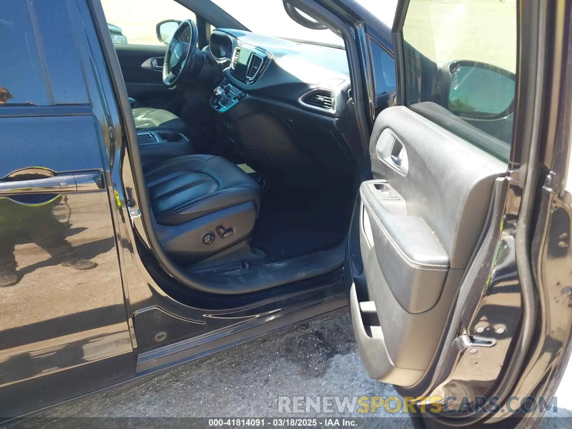 5 Photograph of a damaged car 2C4RC1EG6LR113360 CHRYSLER PACIFICA 2020
