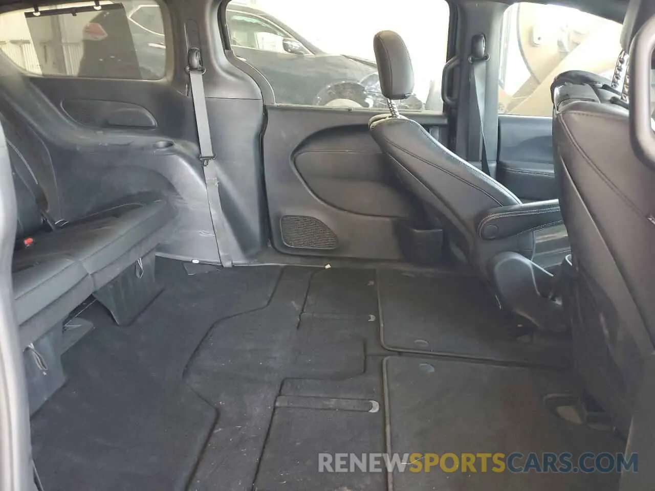 11 Photograph of a damaged car 2C4RC1EG8LR134985 CHRYSLER PACIFICA 2020