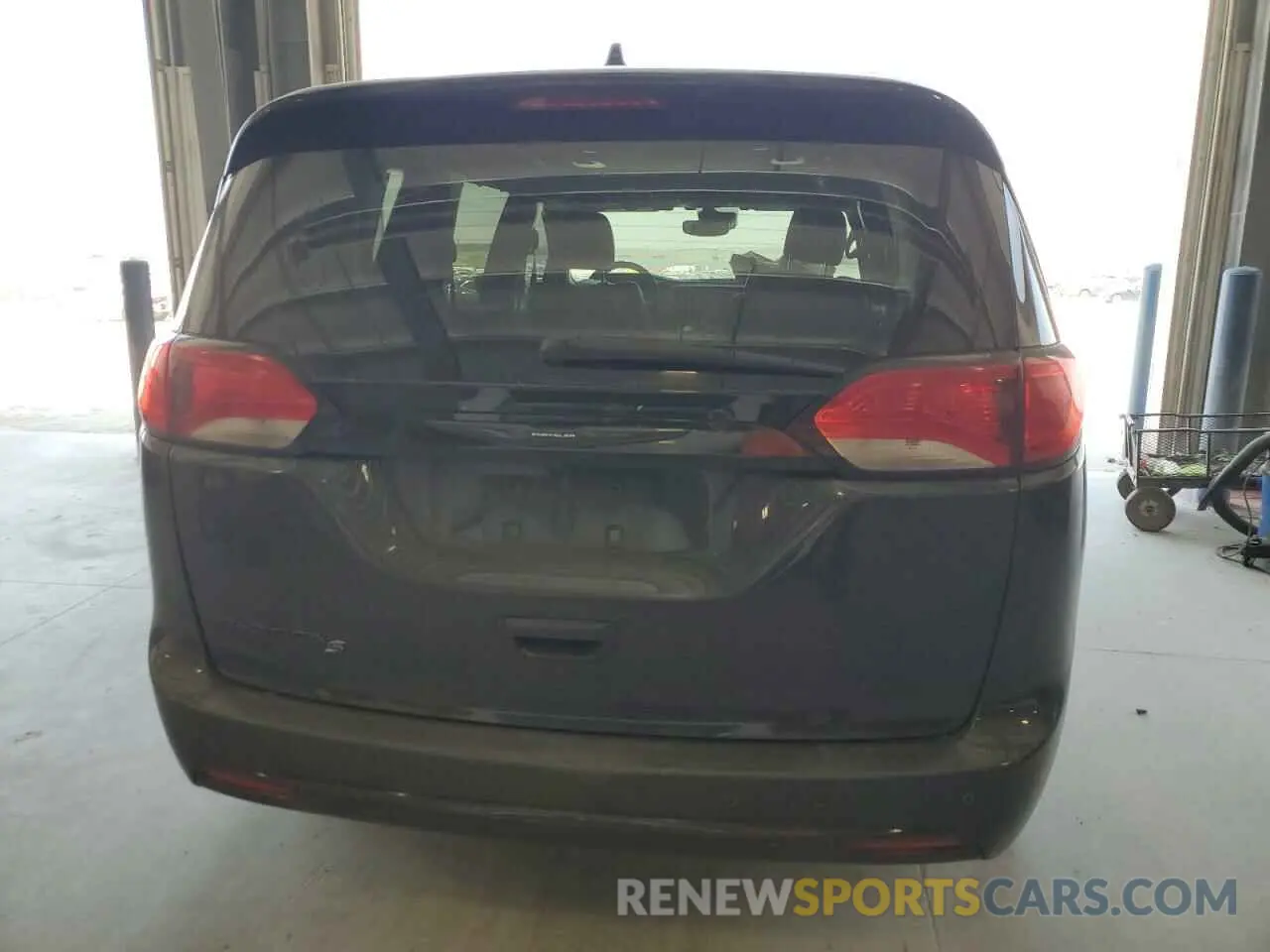 6 Photograph of a damaged car 2C4RC1EG8LR134985 CHRYSLER PACIFICA 2020