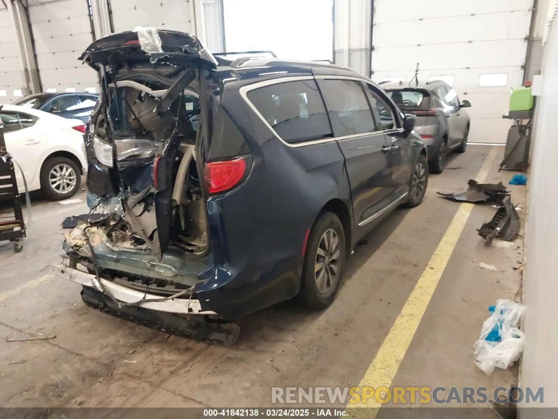 4 Photograph of a damaged car 2C4RC1EGXLR172864 CHRYSLER PACIFICA 2020