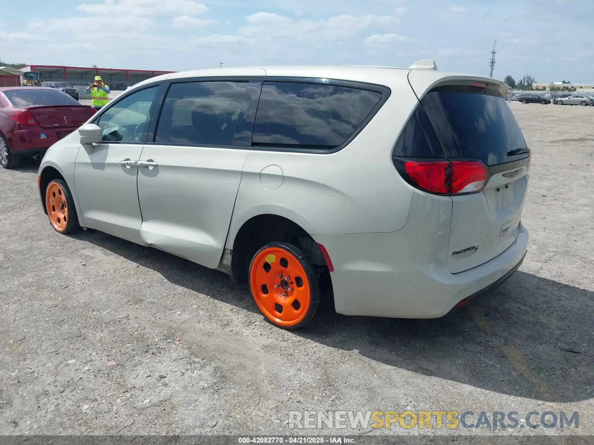 3 Фотография поврежденного автомобиля 2C4RC1FG2LR149545 CHRYSLER PACIFICA 2020