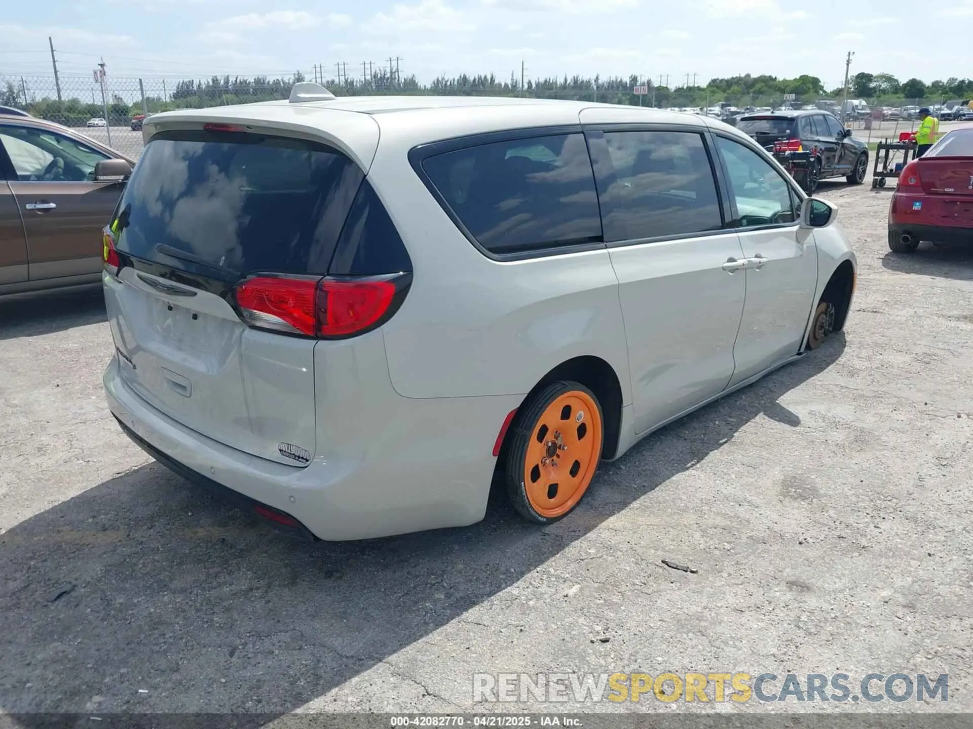 4 Фотография поврежденного автомобиля 2C4RC1FG2LR149545 CHRYSLER PACIFICA 2020
