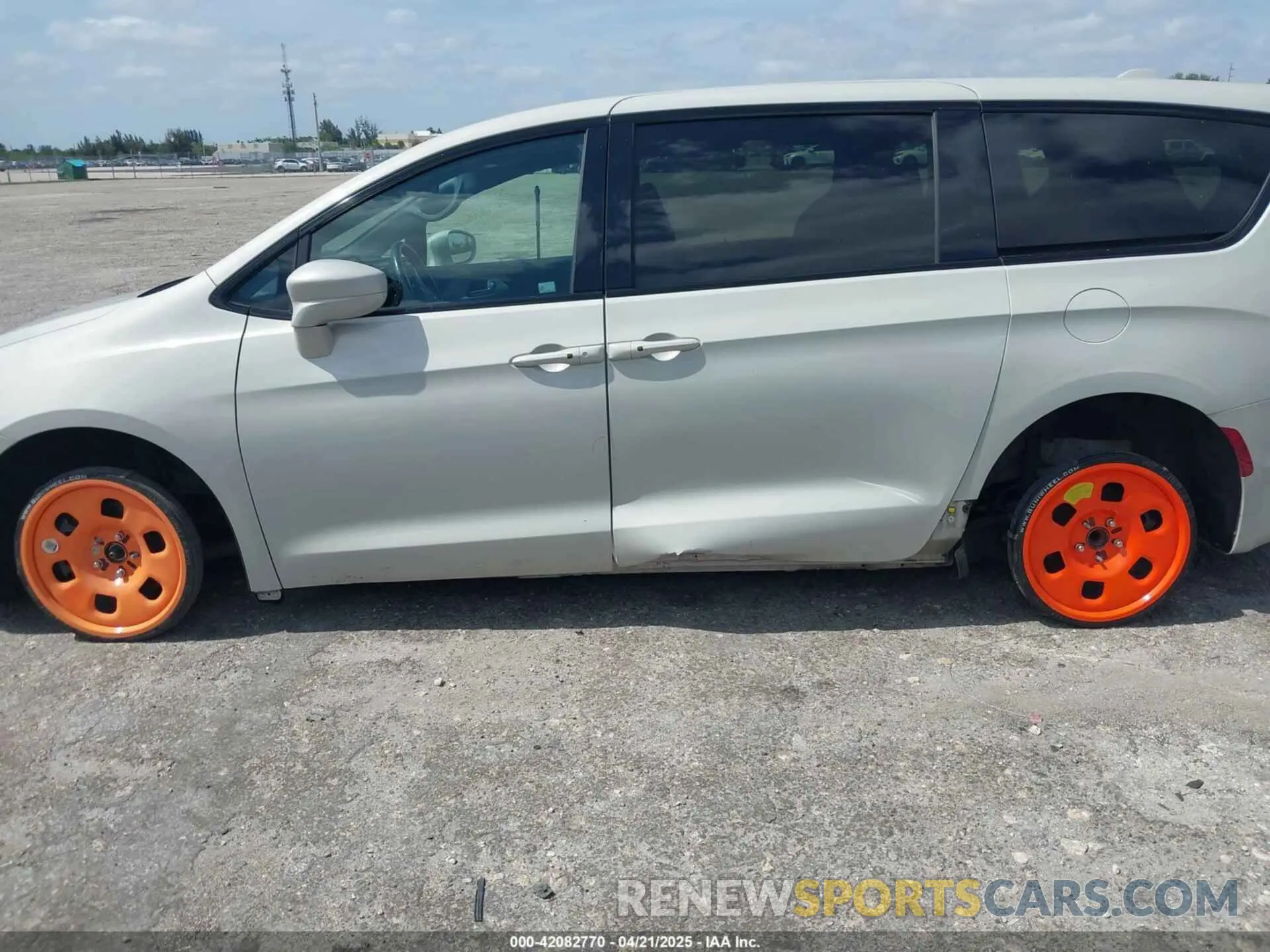 6 Фотография поврежденного автомобиля 2C4RC1FG2LR149545 CHRYSLER PACIFICA 2020