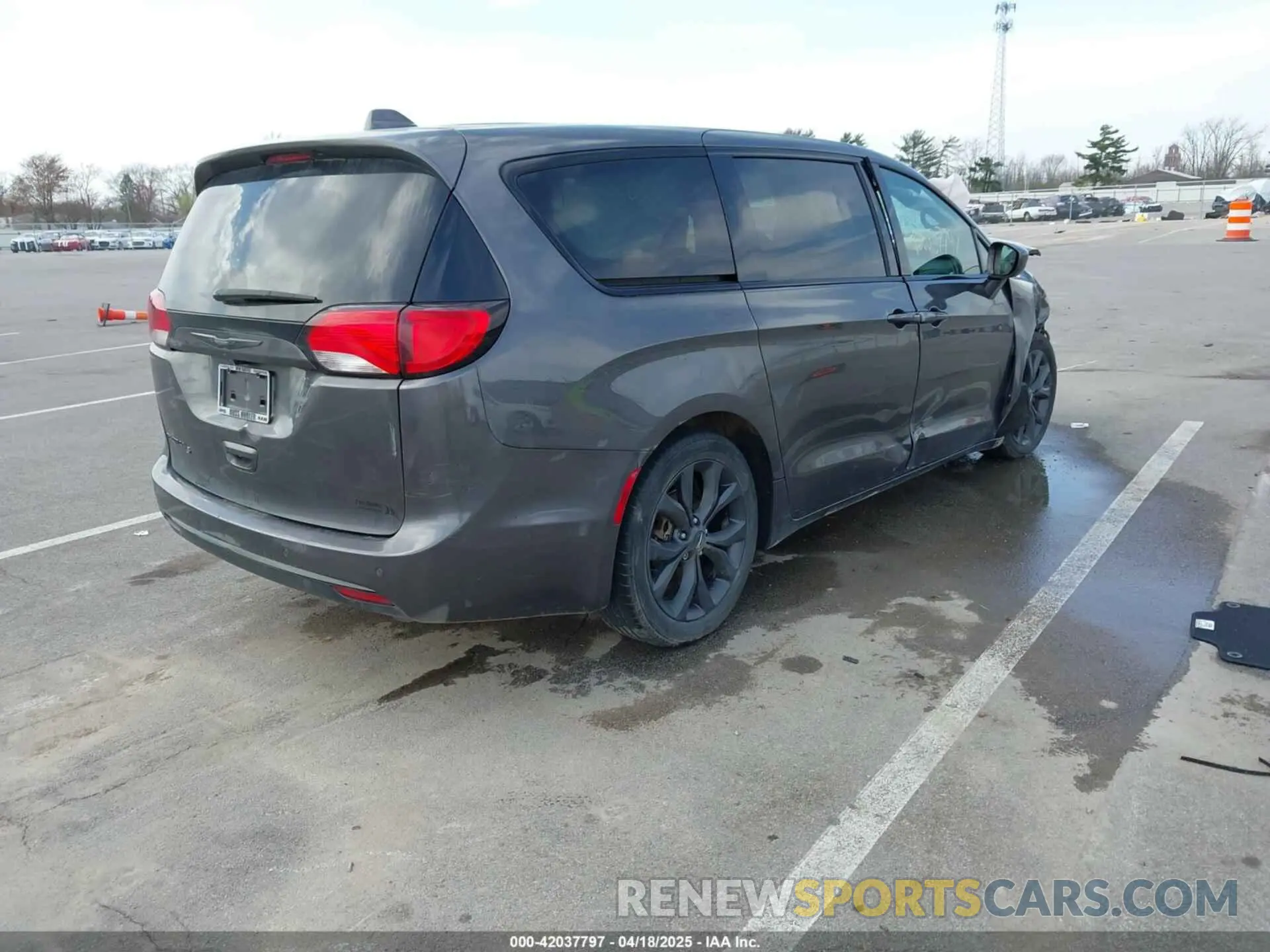 4 Photograph of a damaged car 2C4RC1FG3LR109958 CHRYSLER PACIFICA 2020