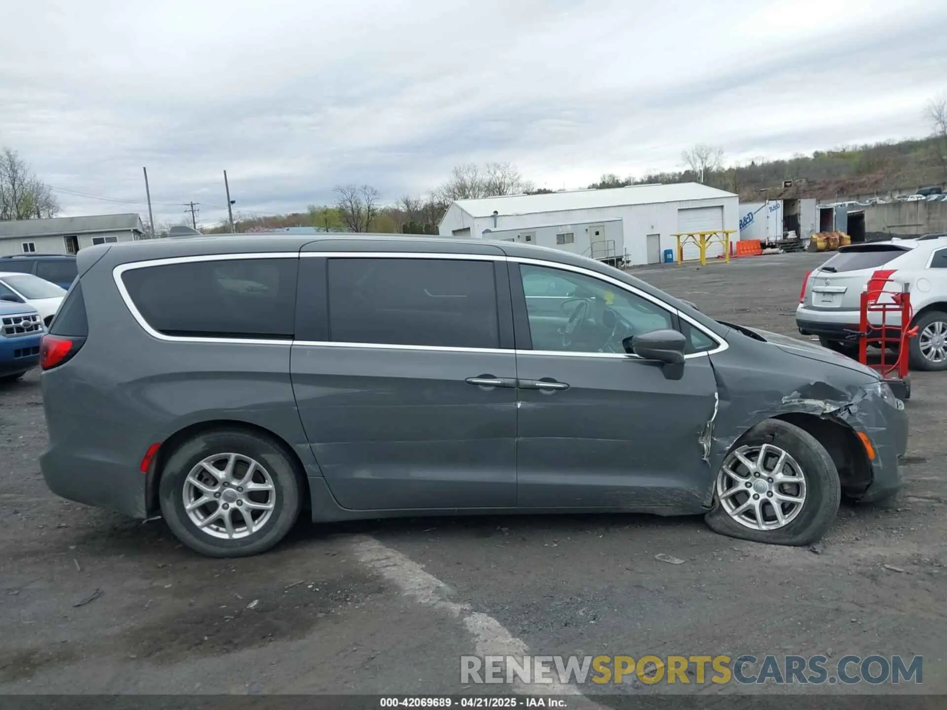 13 Фотография поврежденного автомобиля 2C4RC1FG3LR245765 CHRYSLER PACIFICA 2020