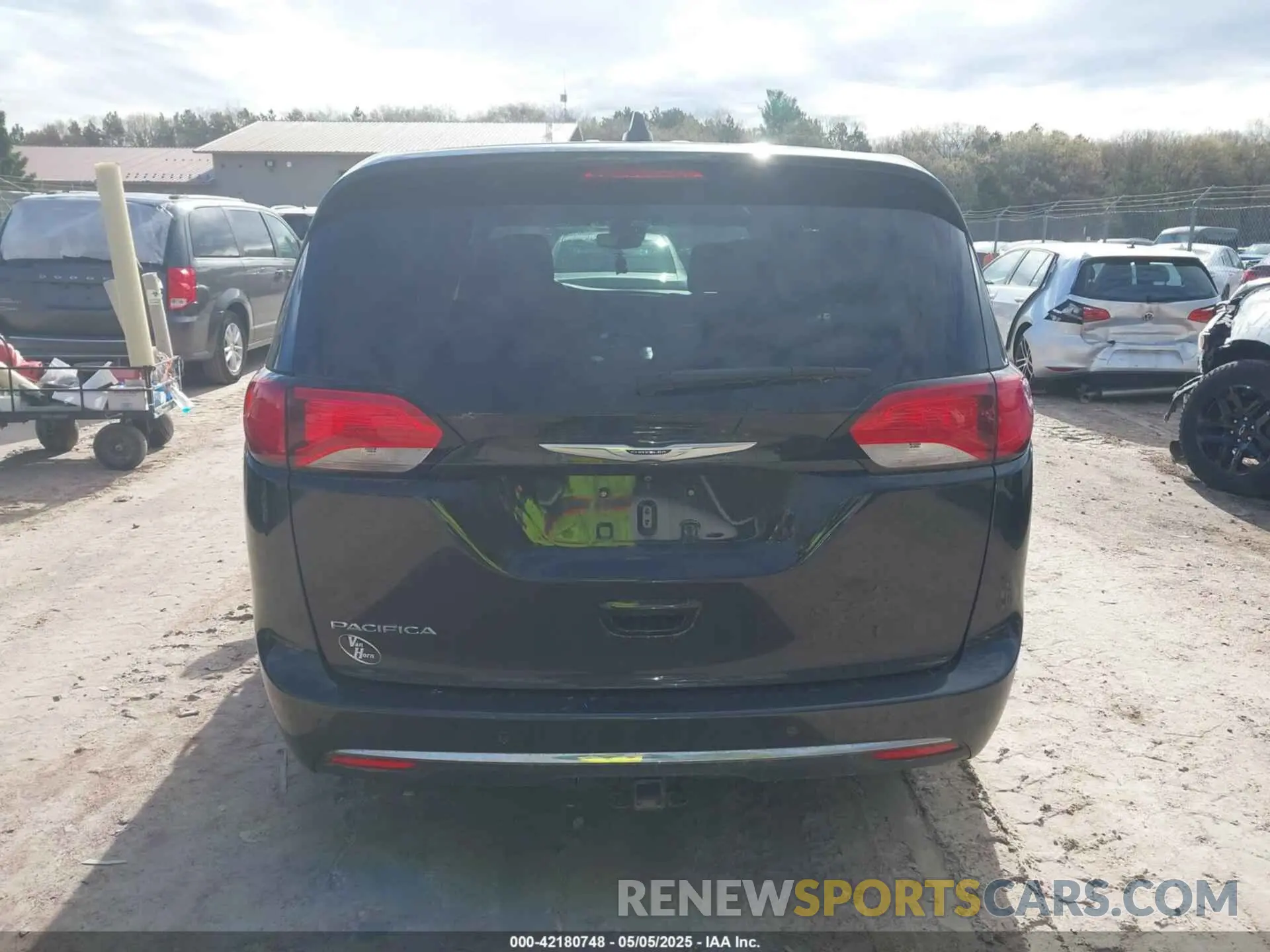 16 Photograph of a damaged car 2C4RC1FG6LR205129 CHRYSLER PACIFICA 2020