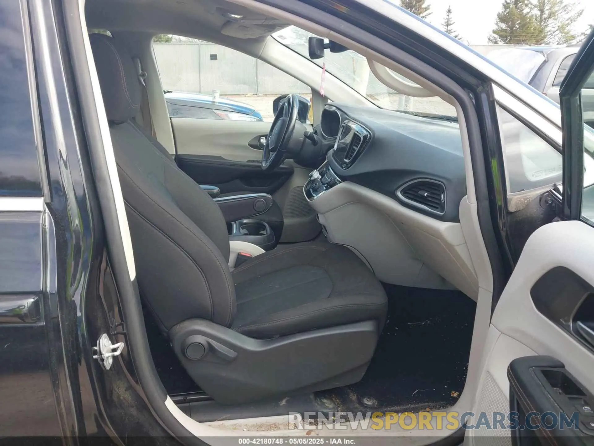 5 Photograph of a damaged car 2C4RC1FG6LR205129 CHRYSLER PACIFICA 2020