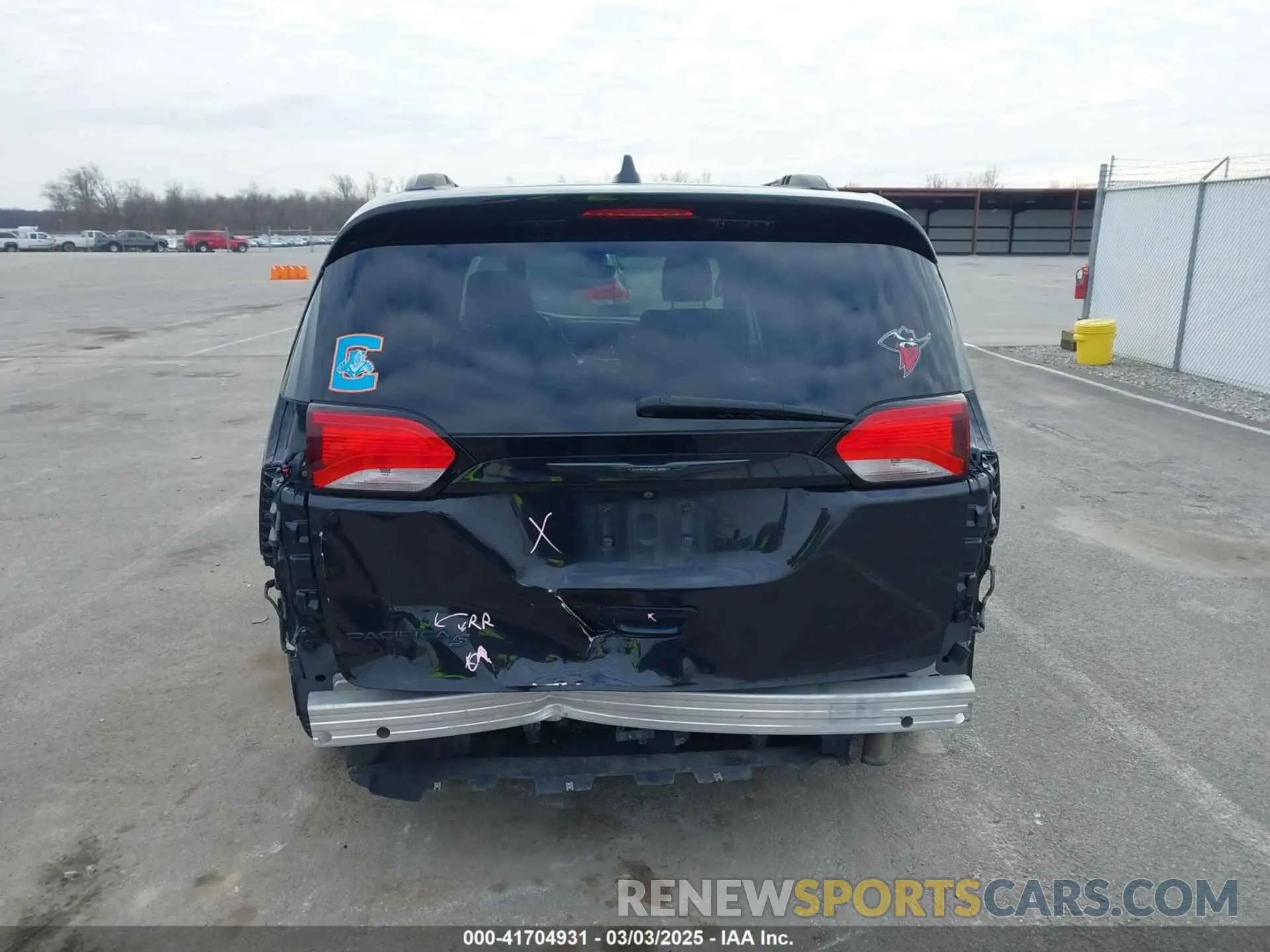 17 Фотография поврежденного автомобиля 2C4RC1FG8LR150537 CHRYSLER PACIFICA 2020