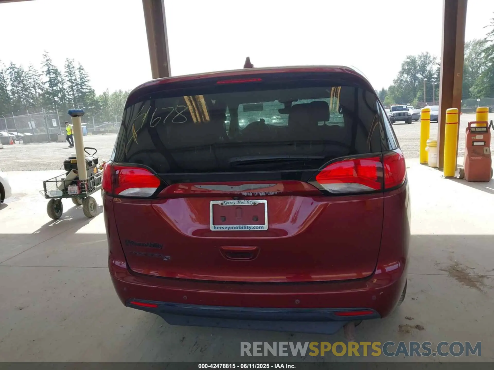 16 Photograph of a damaged car 2C4RC1FG9LR254678 CHRYSLER PACIFICA 2020