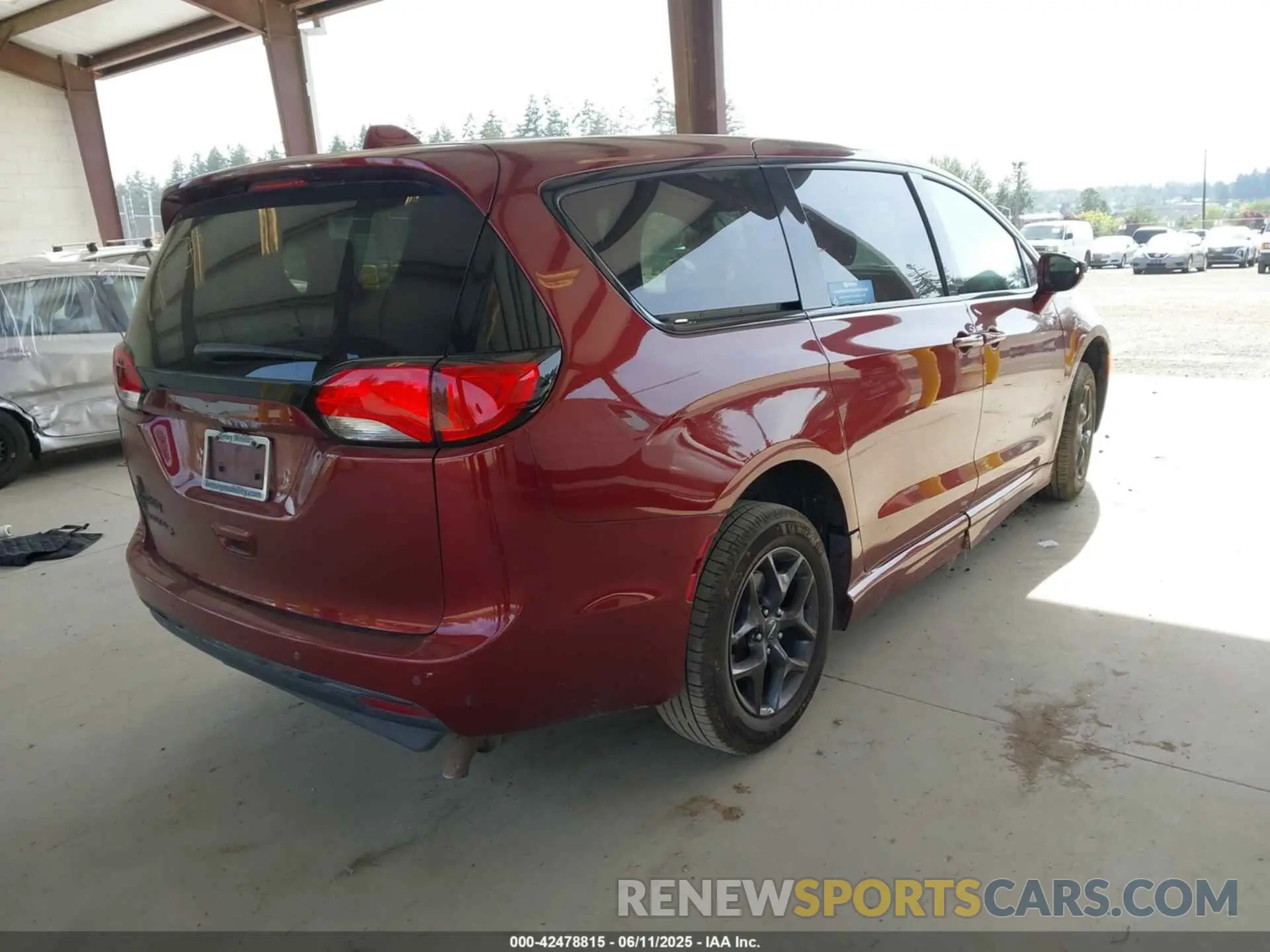 4 Photograph of a damaged car 2C4RC1FG9LR254678 CHRYSLER PACIFICA 2020