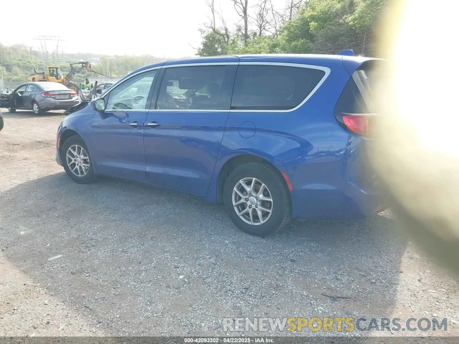3 Фотография поврежденного автомобиля 2C4RC1FGXLR185354 CHRYSLER PACIFICA 2020