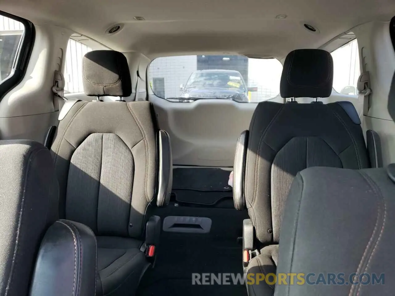10 Фотография поврежденного автомобиля 2C4RC1FGXLR237579 CHRYSLER PACIFICA 2020