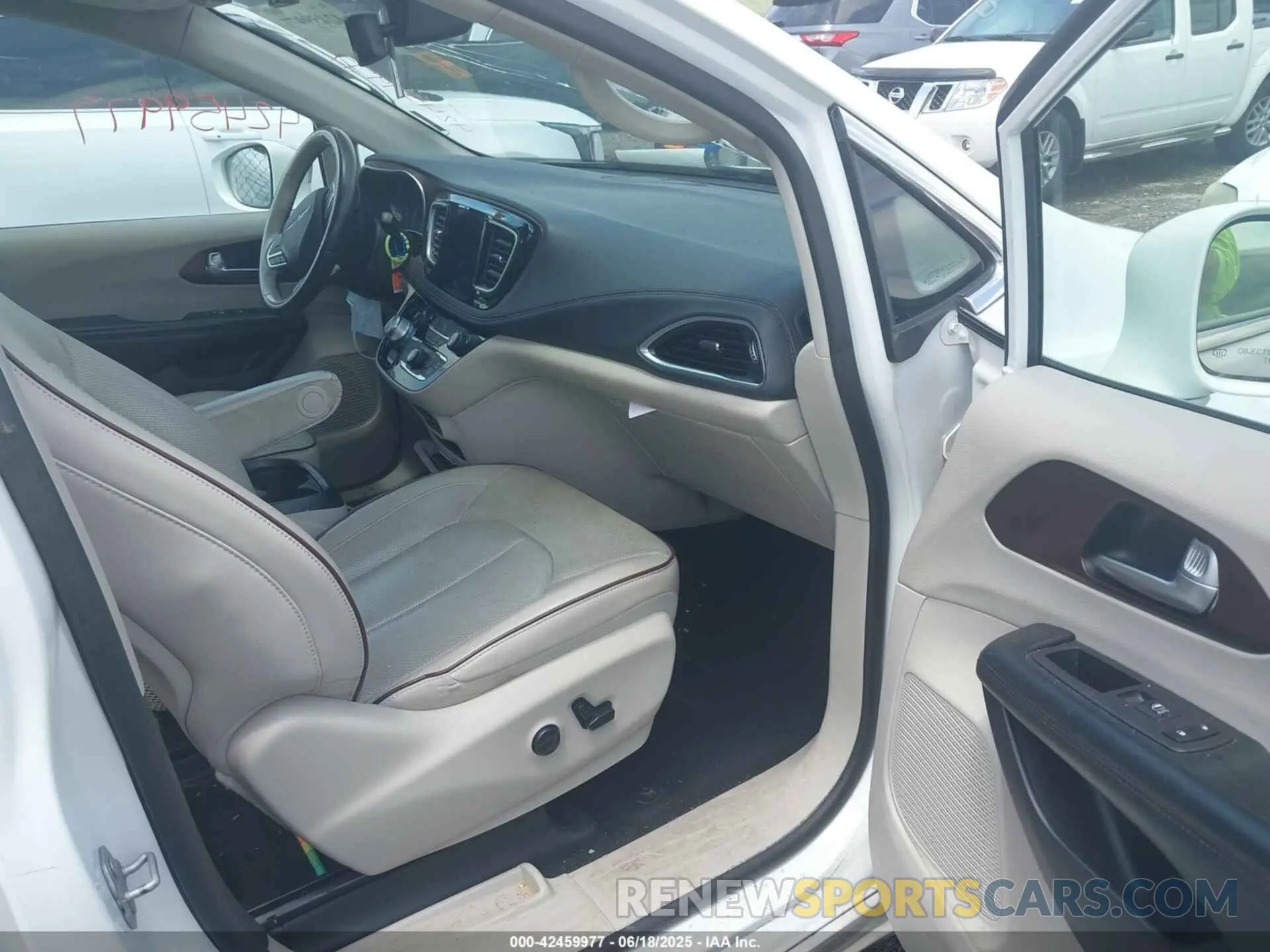 5 Photograph of a damaged car 2C4RC1GG2LR175979 CHRYSLER PACIFICA 2020