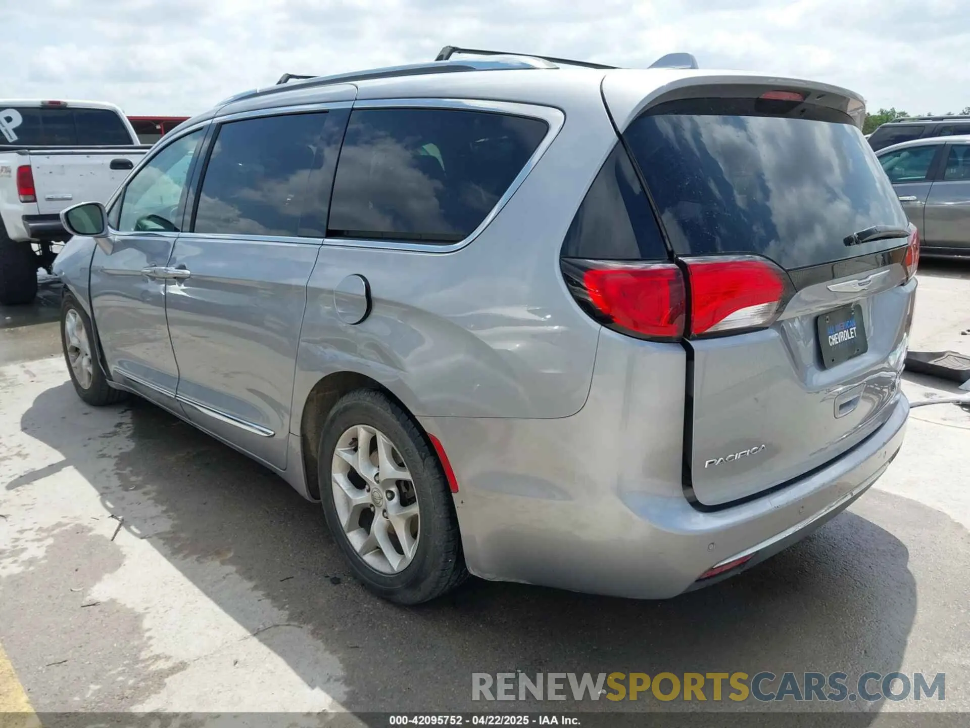 3 Фотография поврежденного автомобиля 2C4RC1GG2LR184245 CHRYSLER PACIFICA 2020
