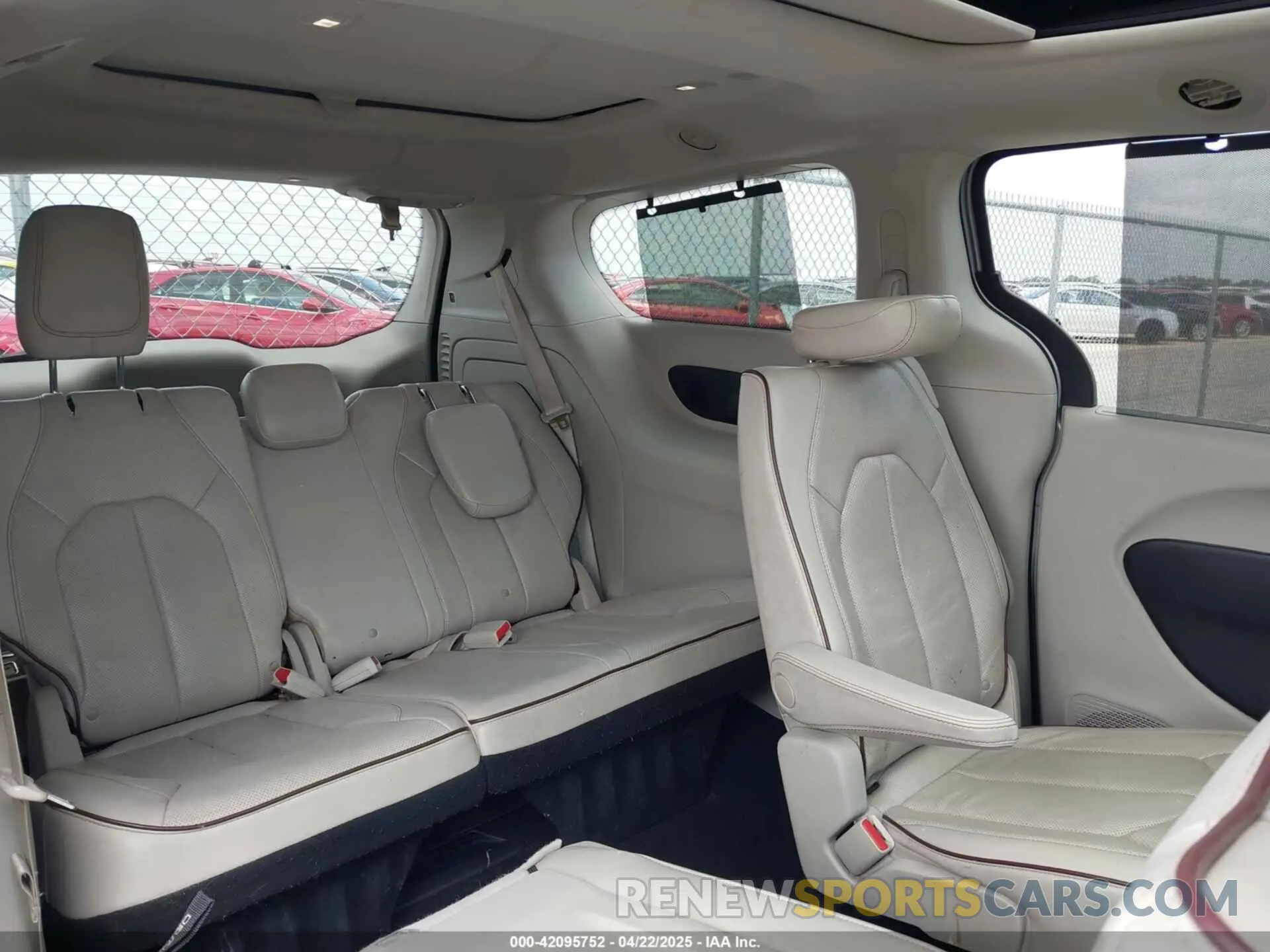 8 Фотография поврежденного автомобиля 2C4RC1GG2LR184245 CHRYSLER PACIFICA 2020