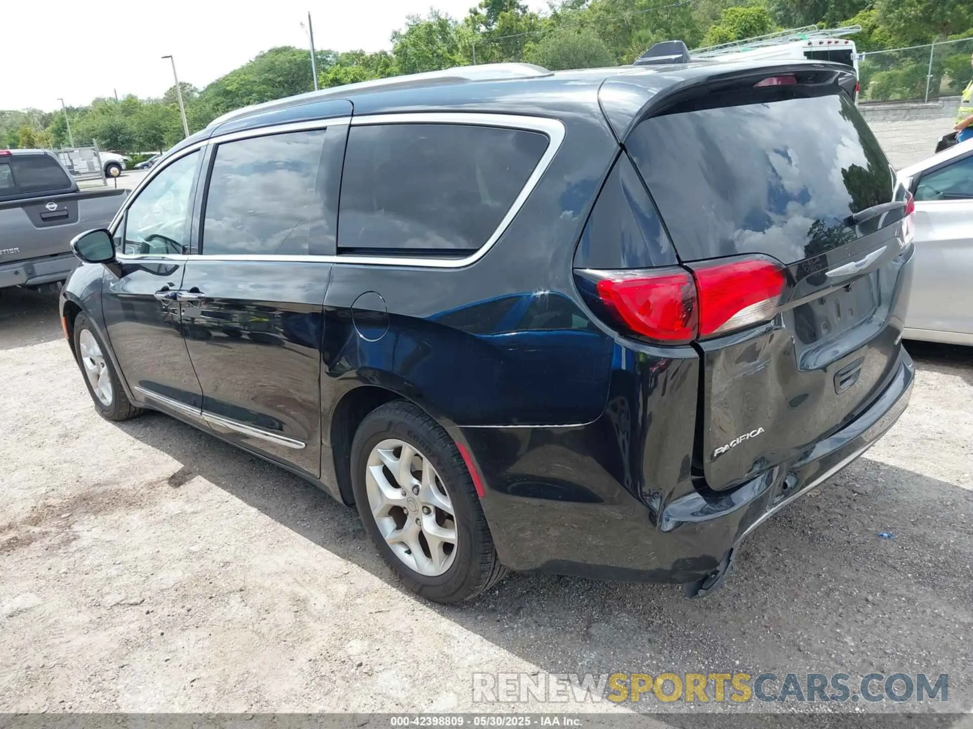3 Фотография поврежденного автомобиля 2C4RC1GG5LR272593 CHRYSLER PACIFICA 2020