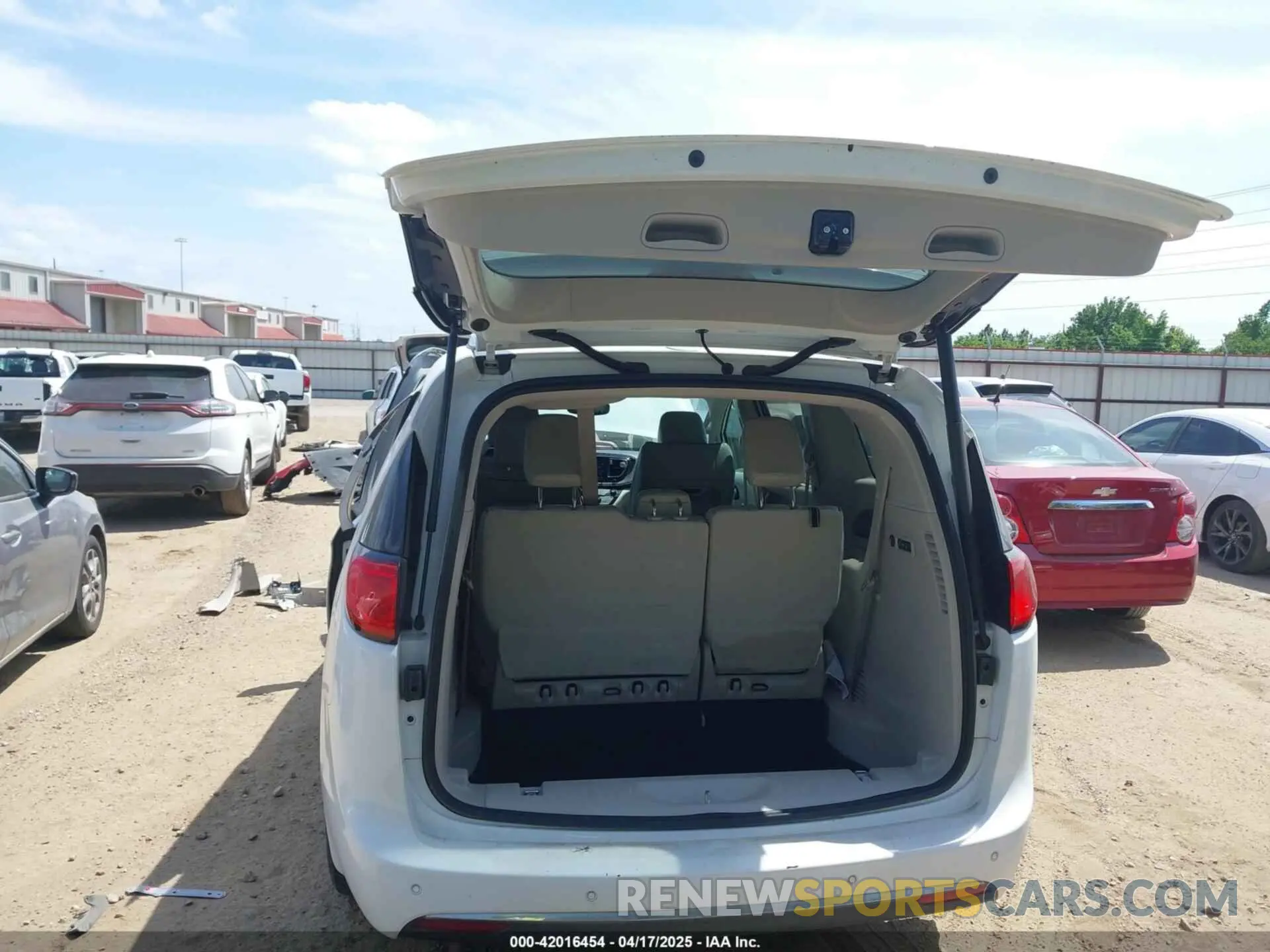 19 Photograph of a damaged car 2C4RC1GG6LR171708 CHRYSLER PACIFICA 2020