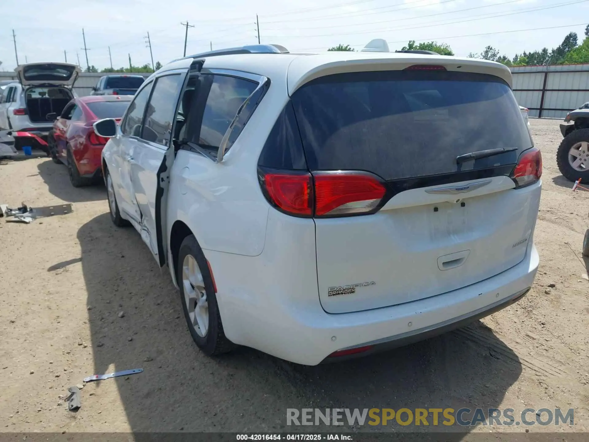 3 Photograph of a damaged car 2C4RC1GG6LR171708 CHRYSLER PACIFICA 2020