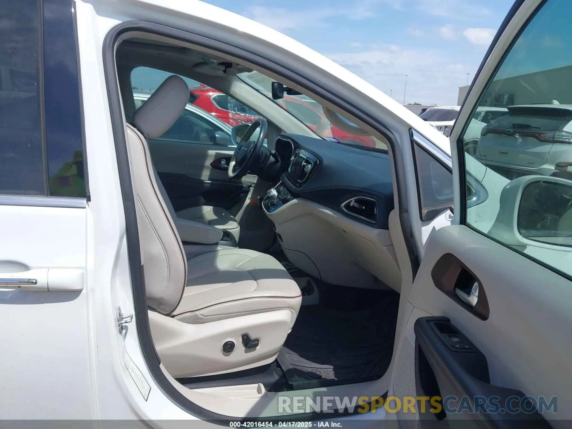 5 Photograph of a damaged car 2C4RC1GG6LR171708 CHRYSLER PACIFICA 2020