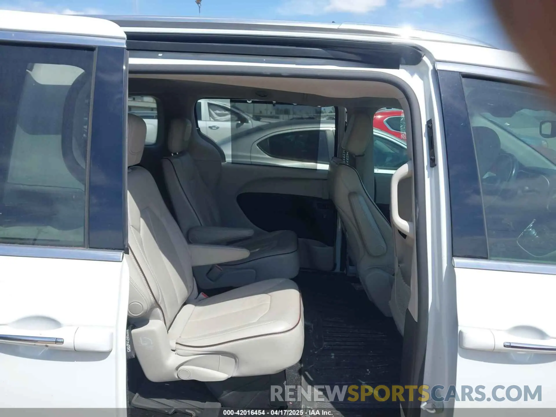8 Photograph of a damaged car 2C4RC1GG6LR171708 CHRYSLER PACIFICA 2020