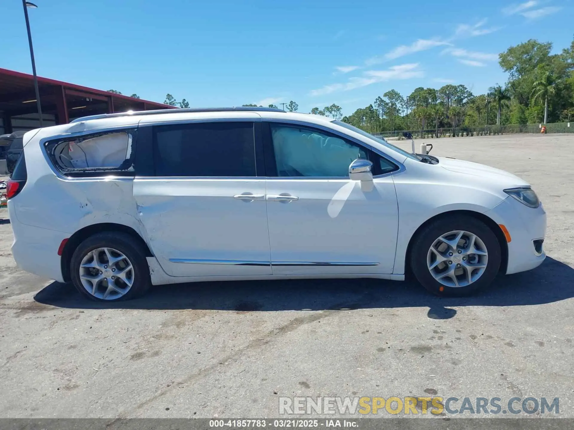 13 Фотография поврежденного автомобиля 2C4RC1GG9LR139786 CHRYSLER PACIFICA 2020