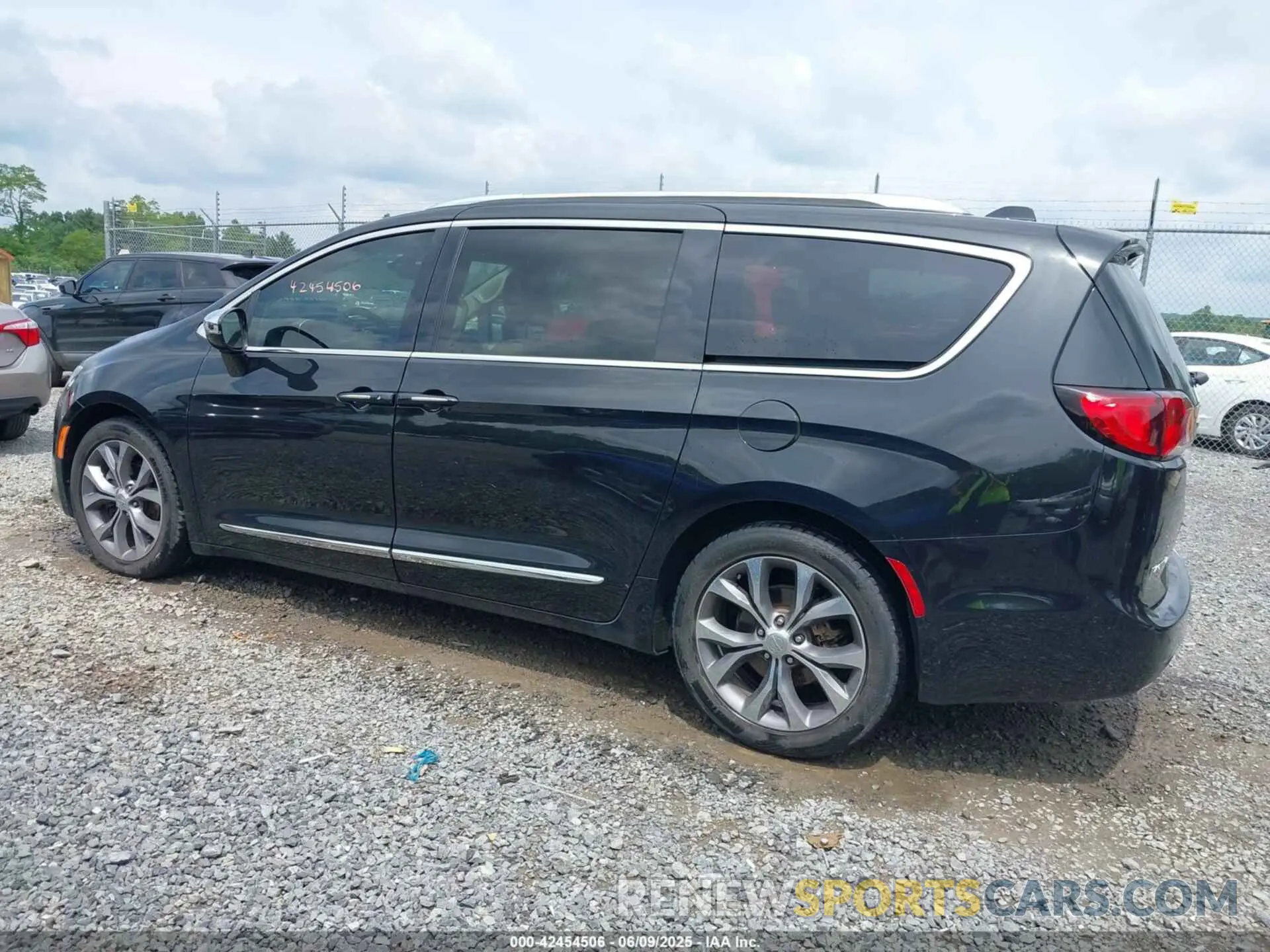 14 Photograph of a damaged car 2C4RC1GGXLR243977 CHRYSLER PACIFICA 2020