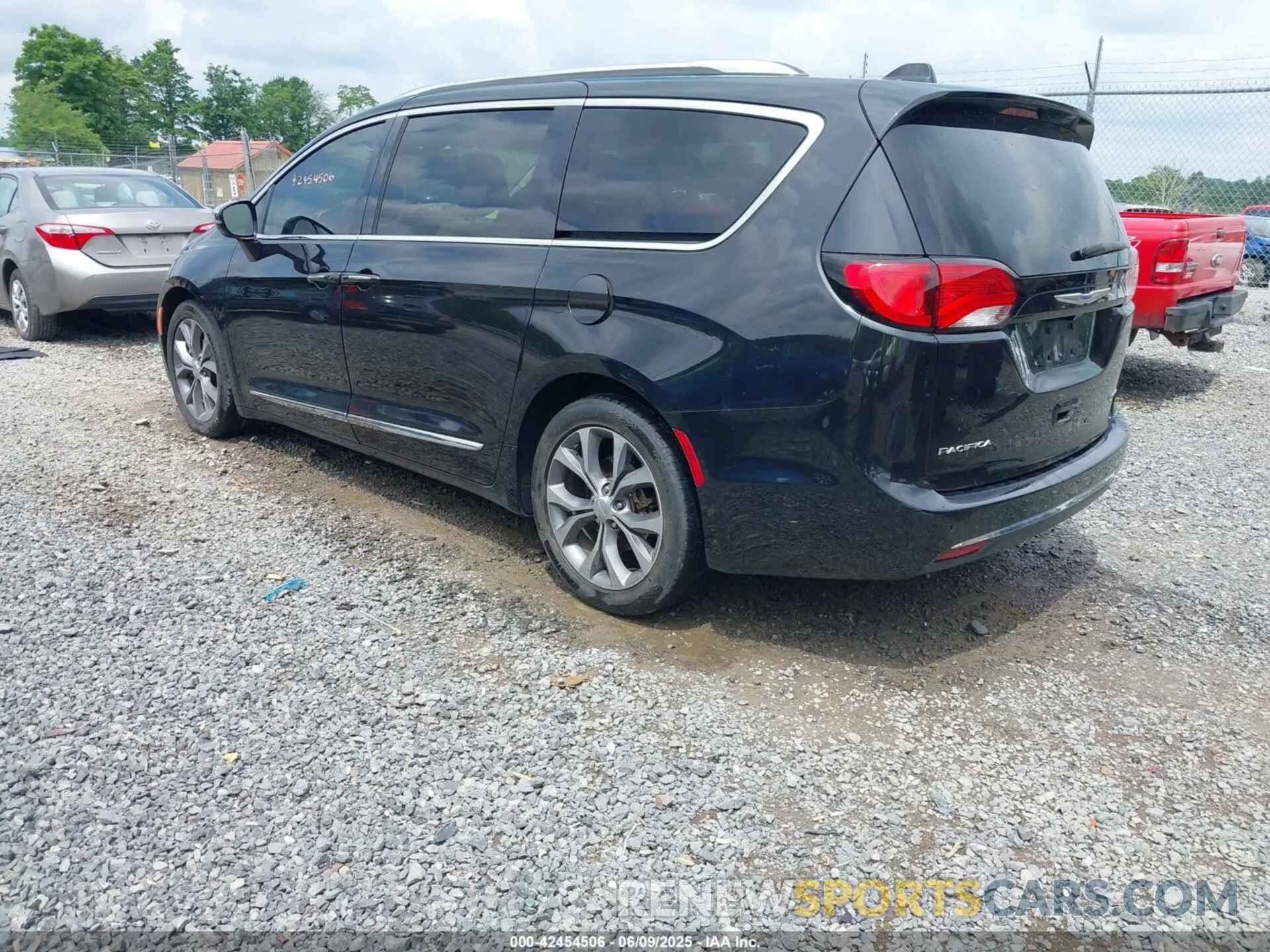 3 Photograph of a damaged car 2C4RC1GGXLR243977 CHRYSLER PACIFICA 2020