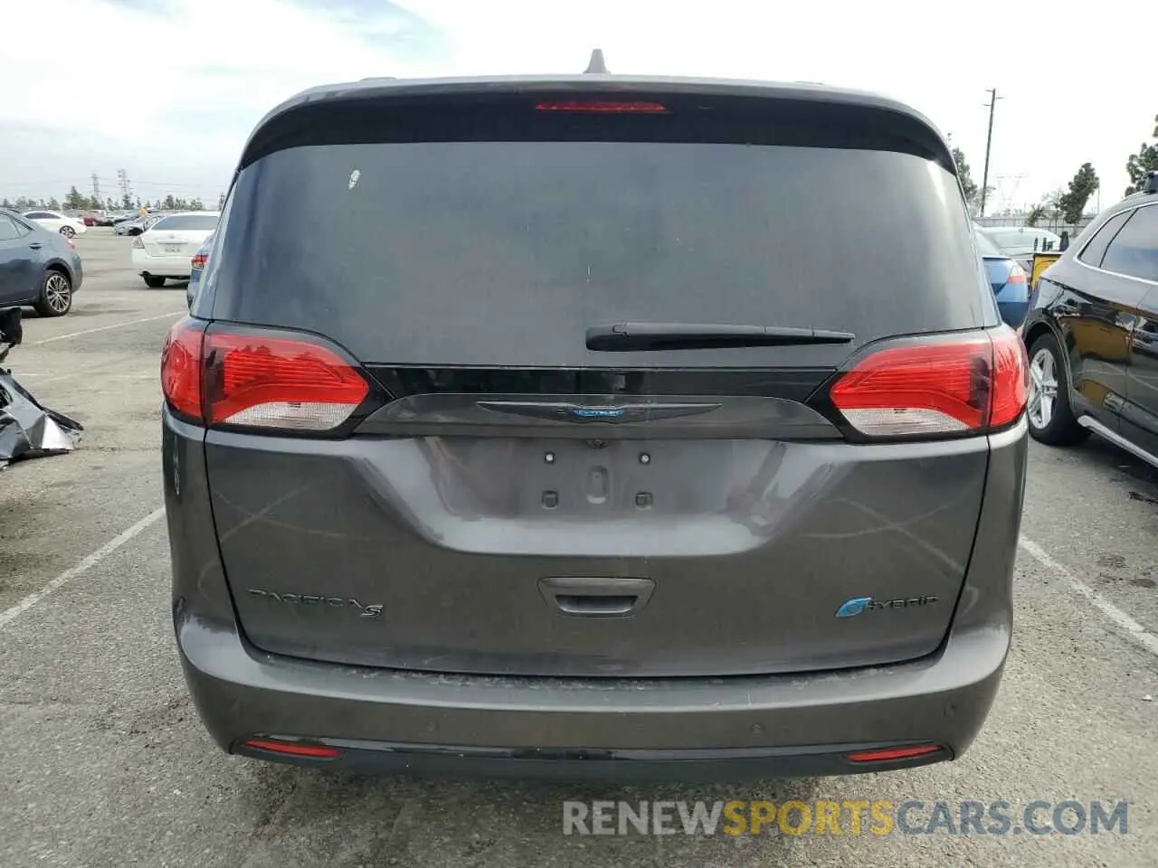 6 Photograph of a damaged car 2C4RC1N70LR123091 CHRYSLER PACIFICA 2020