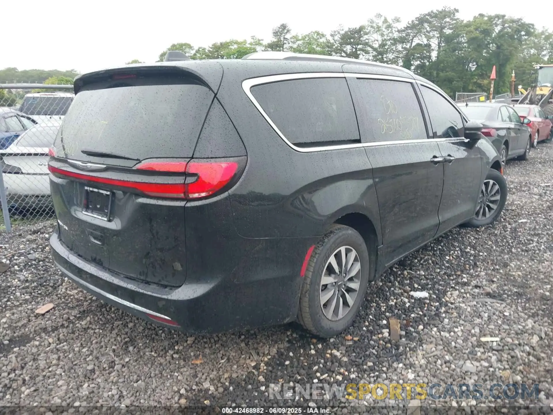 4 Photograph of a damaged car 2C4RC1BG0MR516059 CHRYSLER PACIFICA 2021