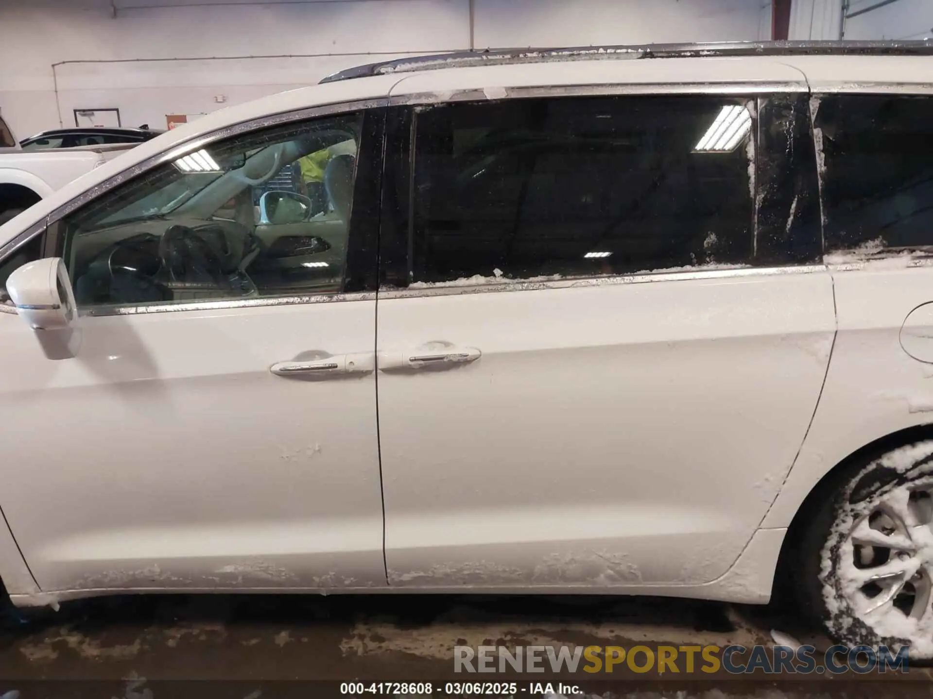 14 Photograph of a damaged car 2C4RC1BG3MR504293 CHRYSLER PACIFICA 2021