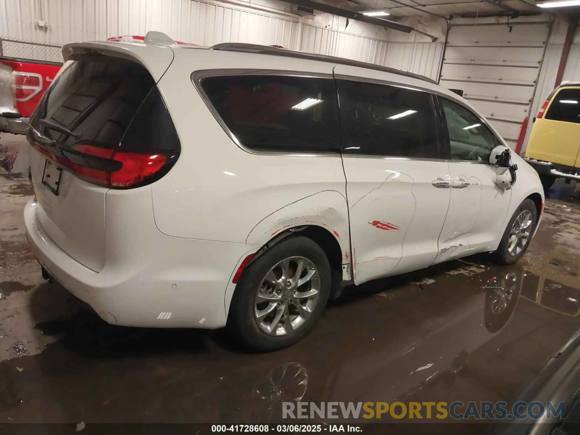 18 Photograph of a damaged car 2C4RC1BG3MR504293 CHRYSLER PACIFICA 2021