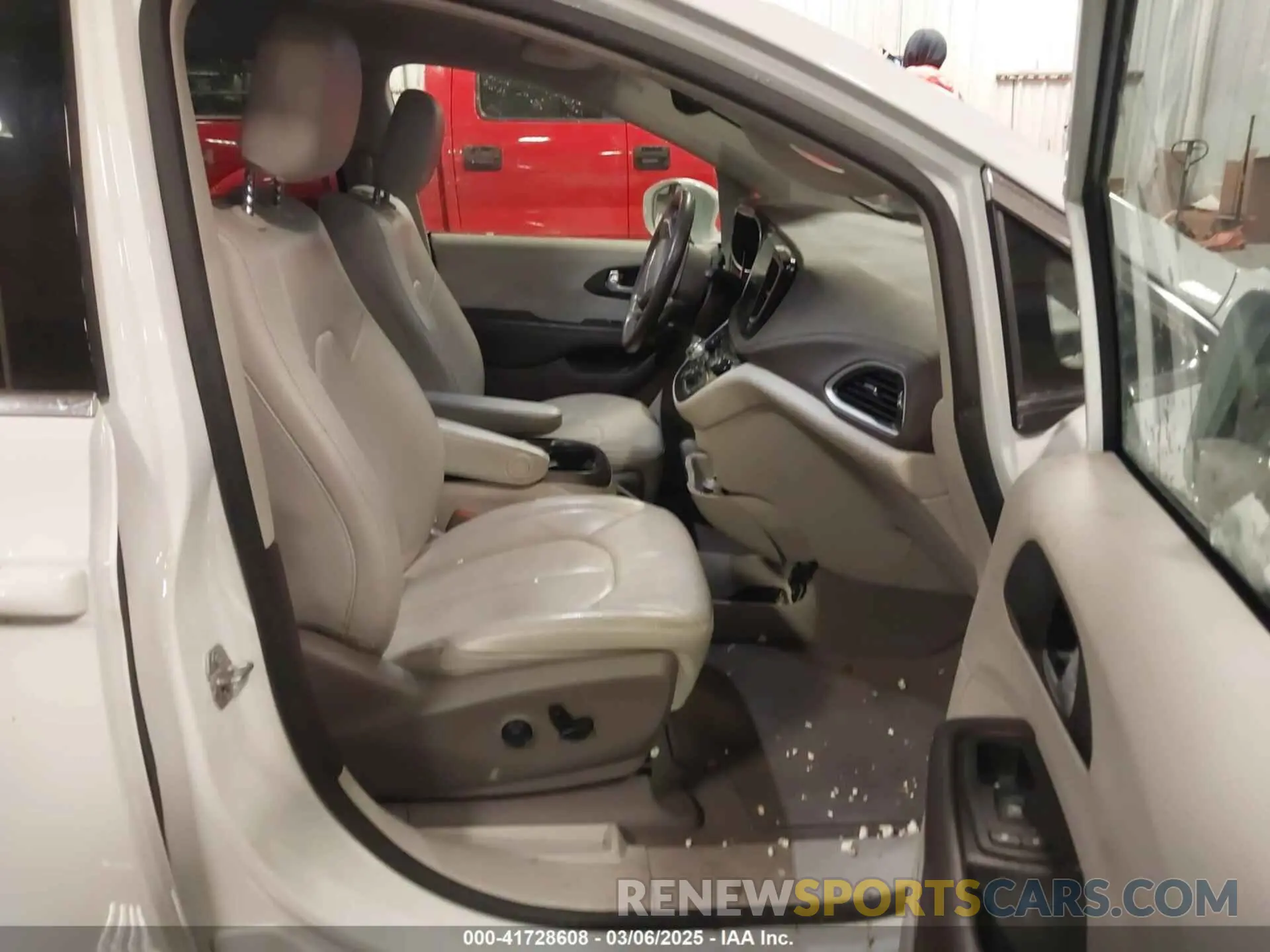5 Photograph of a damaged car 2C4RC1BG3MR504293 CHRYSLER PACIFICA 2021