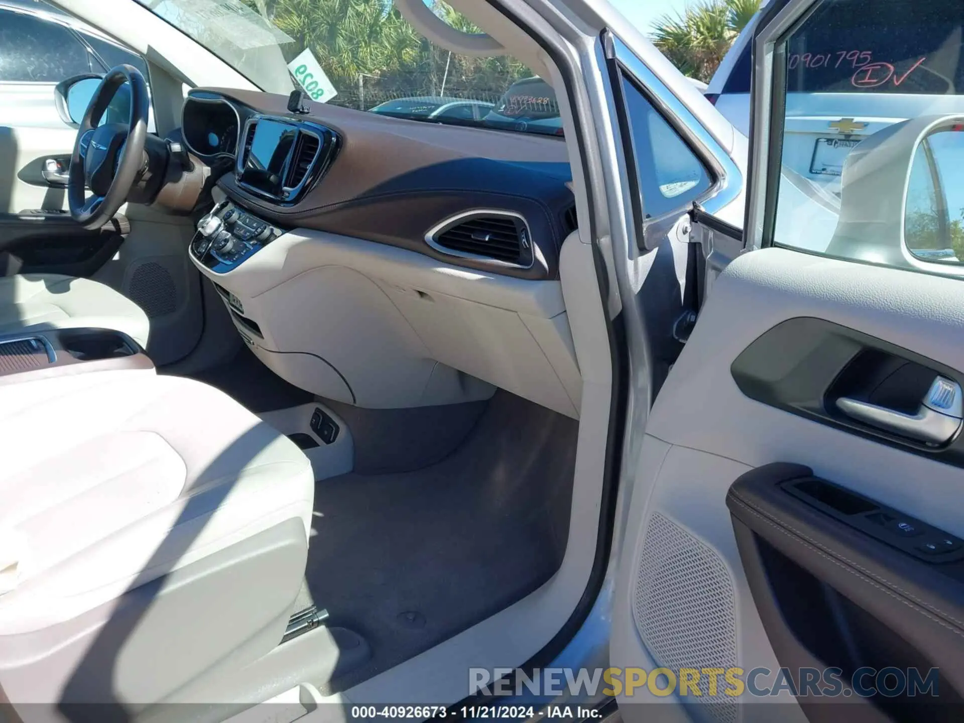 5 Photograph of a damaged car 2C4RC1BG3MR560234 CHRYSLER PACIFICA 2021