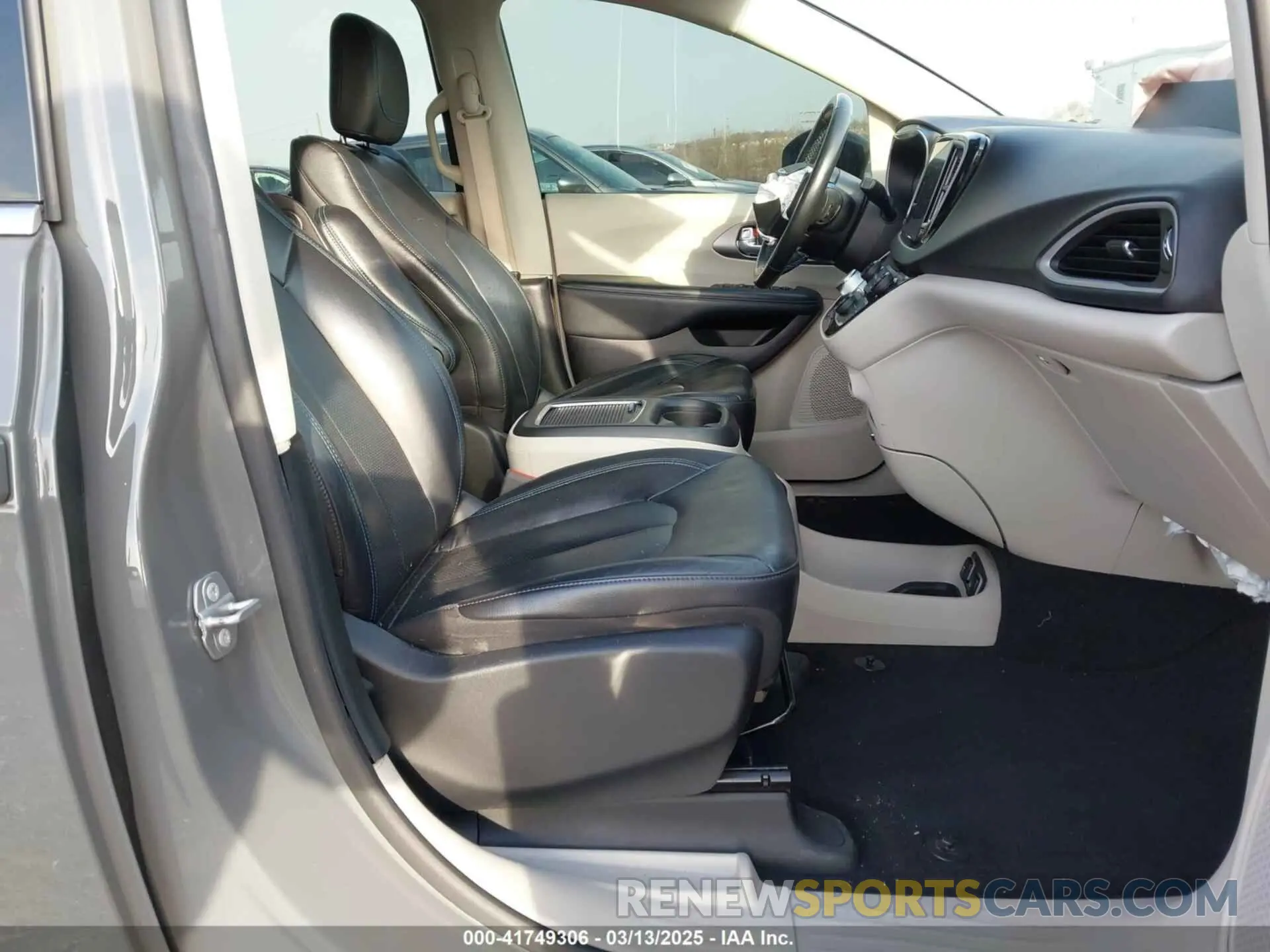 5 Photograph of a damaged car 2C4RC1BG4MR598328 CHRYSLER PACIFICA 2021