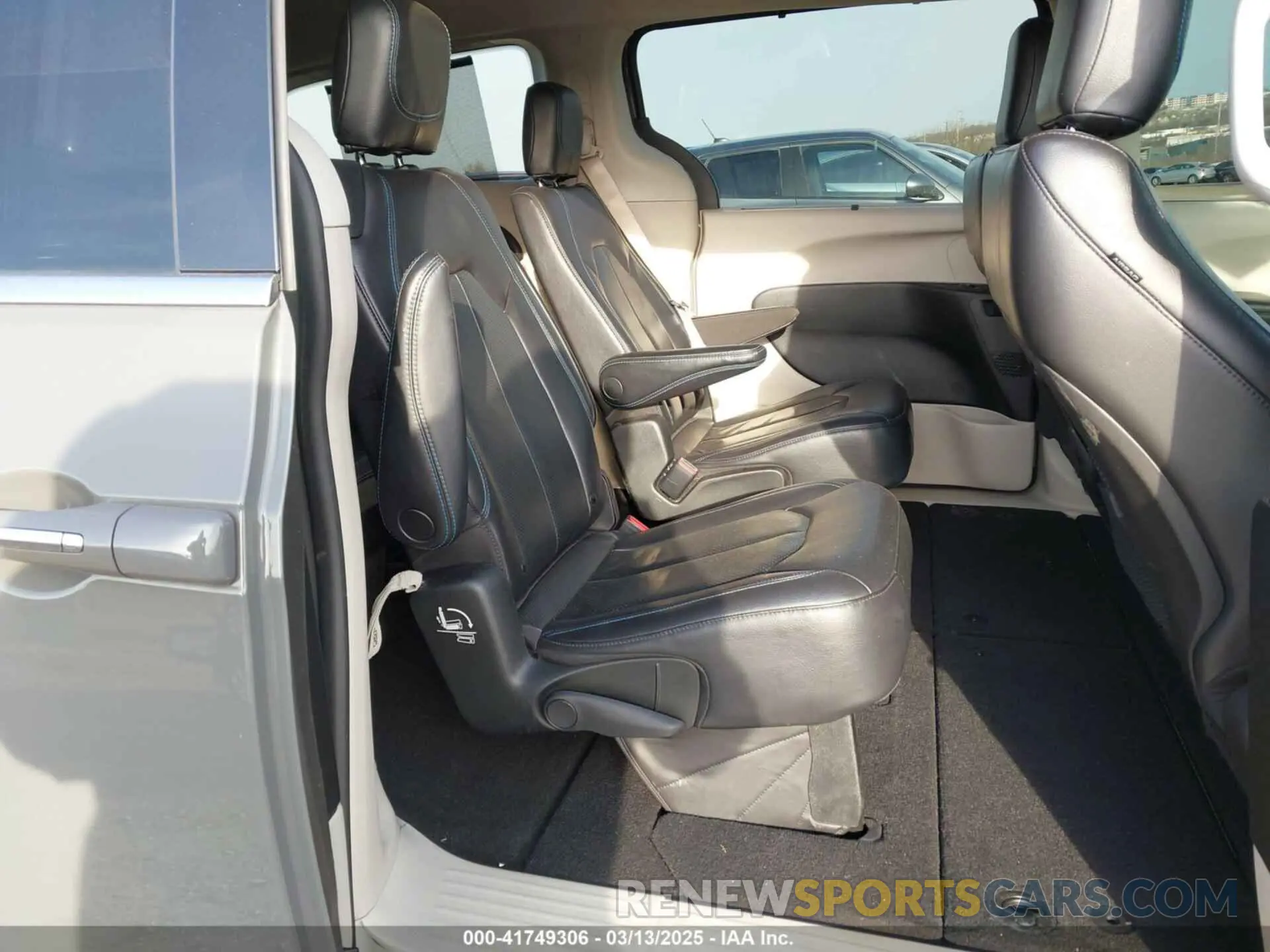 8 Photograph of a damaged car 2C4RC1BG4MR598328 CHRYSLER PACIFICA 2021