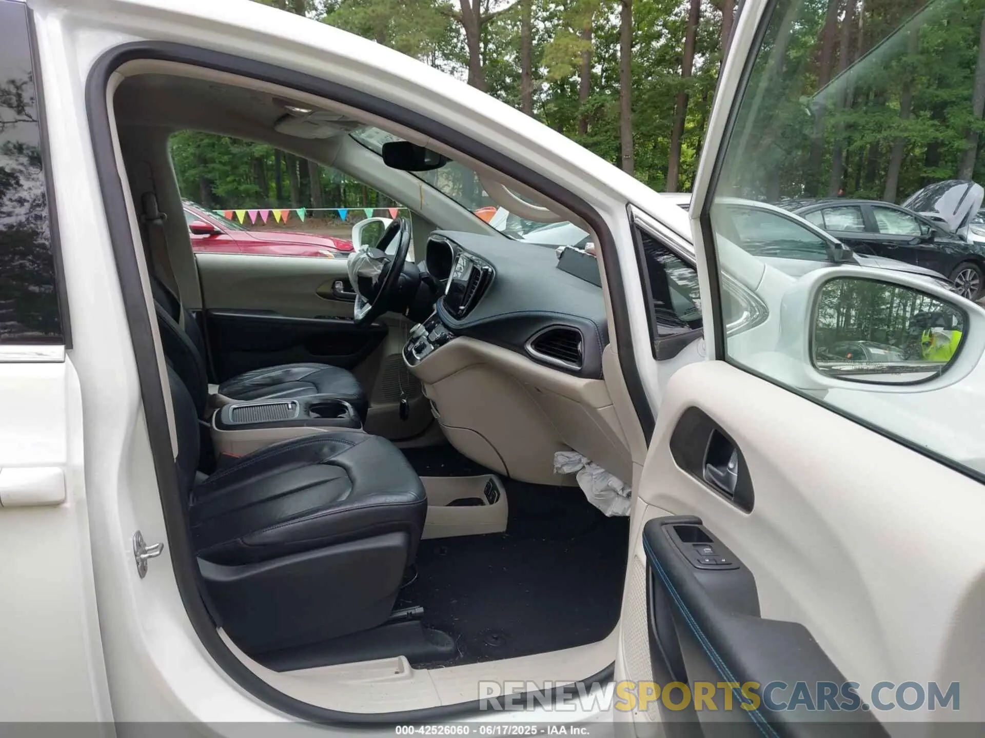 5 Photograph of a damaged car 2C4RC1BG5MR527414 CHRYSLER PACIFICA 2021