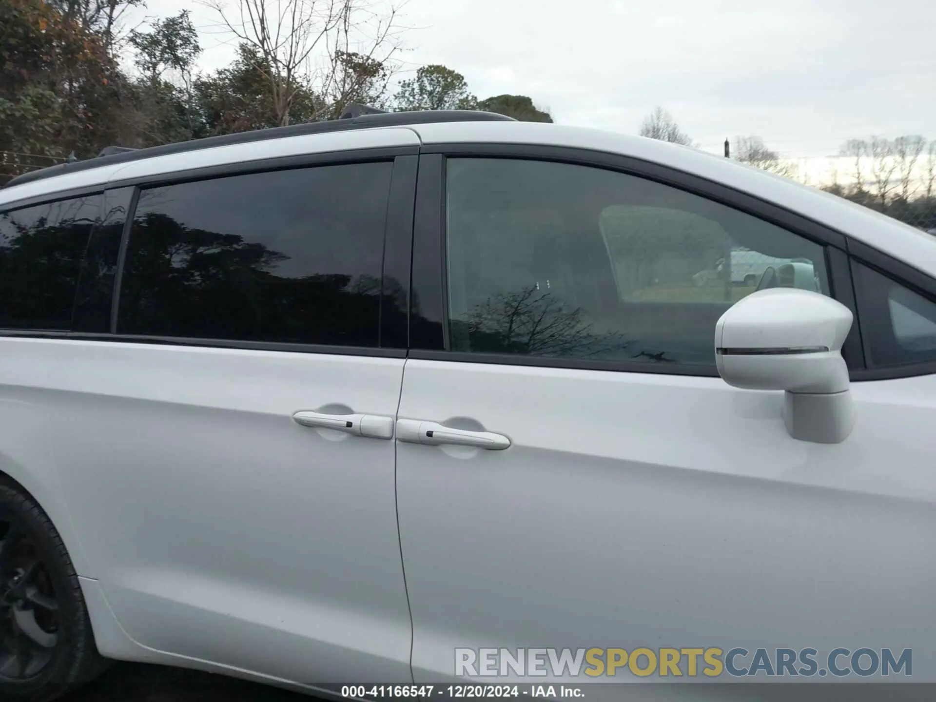 13 Photograph of a damaged car 2C4RC1FG9MR559437 CHRYSLER PACIFICA 2021