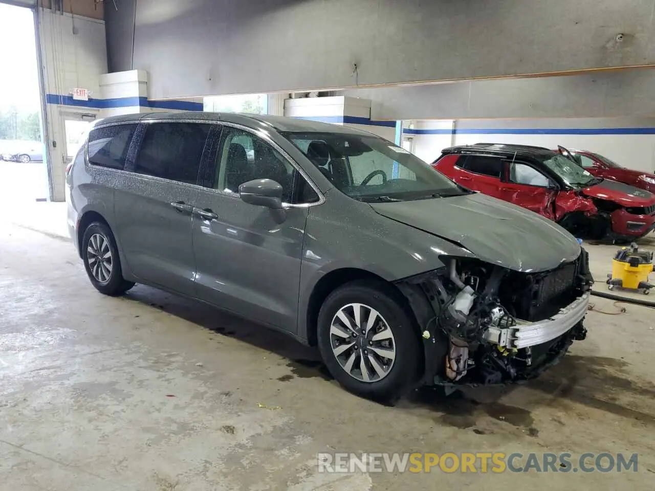 4 Photograph of a damaged car 2C4RC1L72MR596429 CHRYSLER PACIFICA 2021