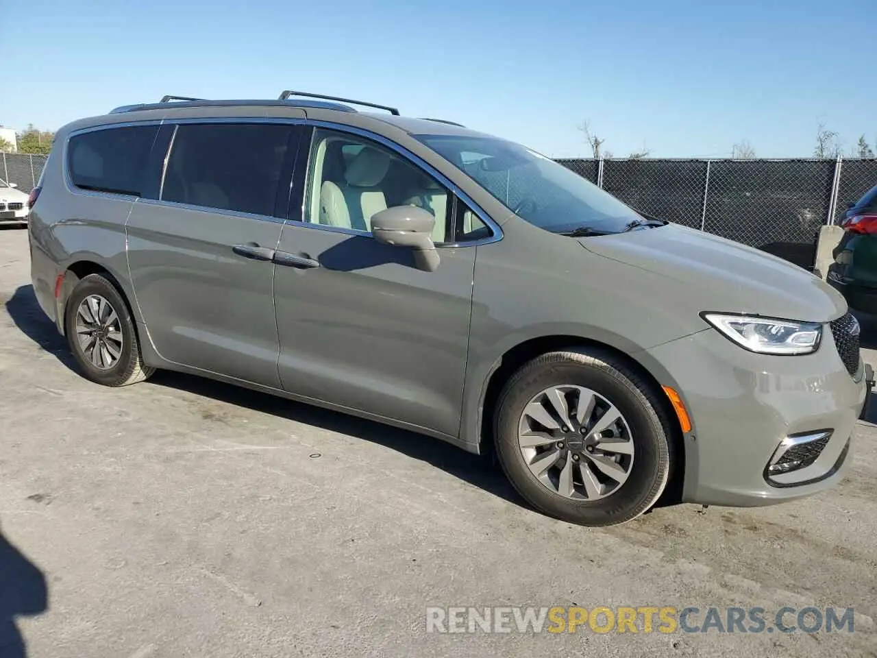 4 Photograph of a damaged car 2C4RC1L75MR599633 CHRYSLER PACIFICA 2021