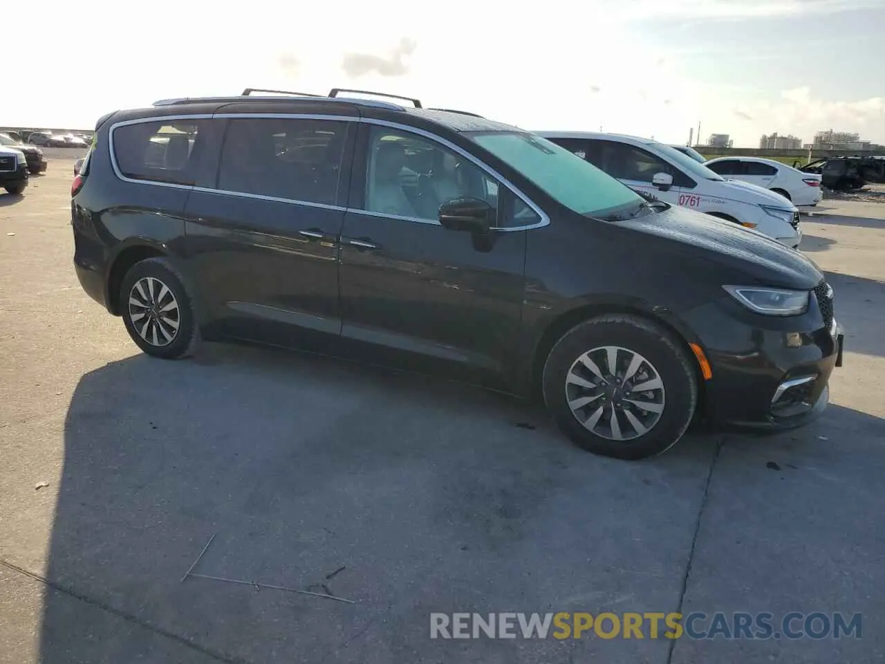 4 Photograph of a damaged car 2C4RC1L76MR578340 CHRYSLER PACIFICA 2021