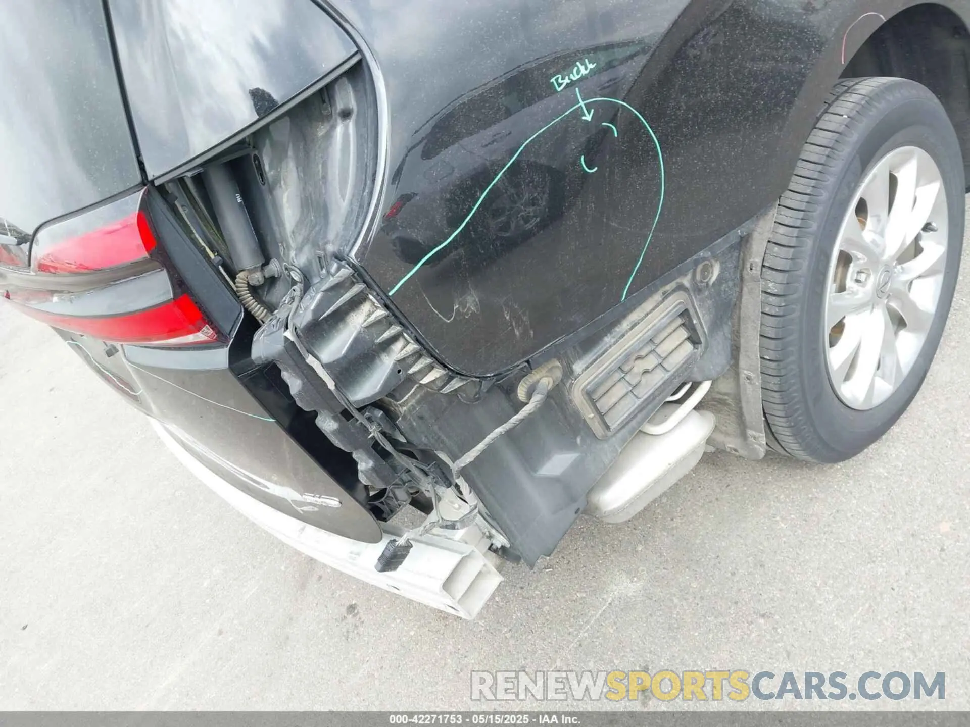 18 Photograph of a damaged car 2C4RC3BG4MR523141 CHRYSLER PACIFICA 2021