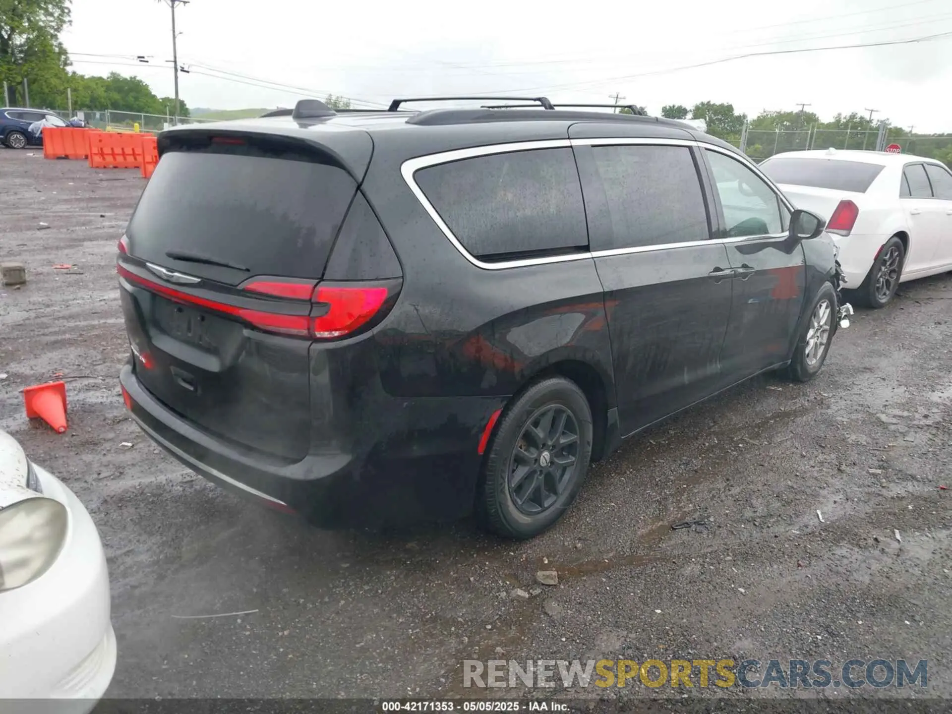 4 Photograph of a damaged car 2C4RC1BG2NR112388 CHRYSLER PACIFICA 2022