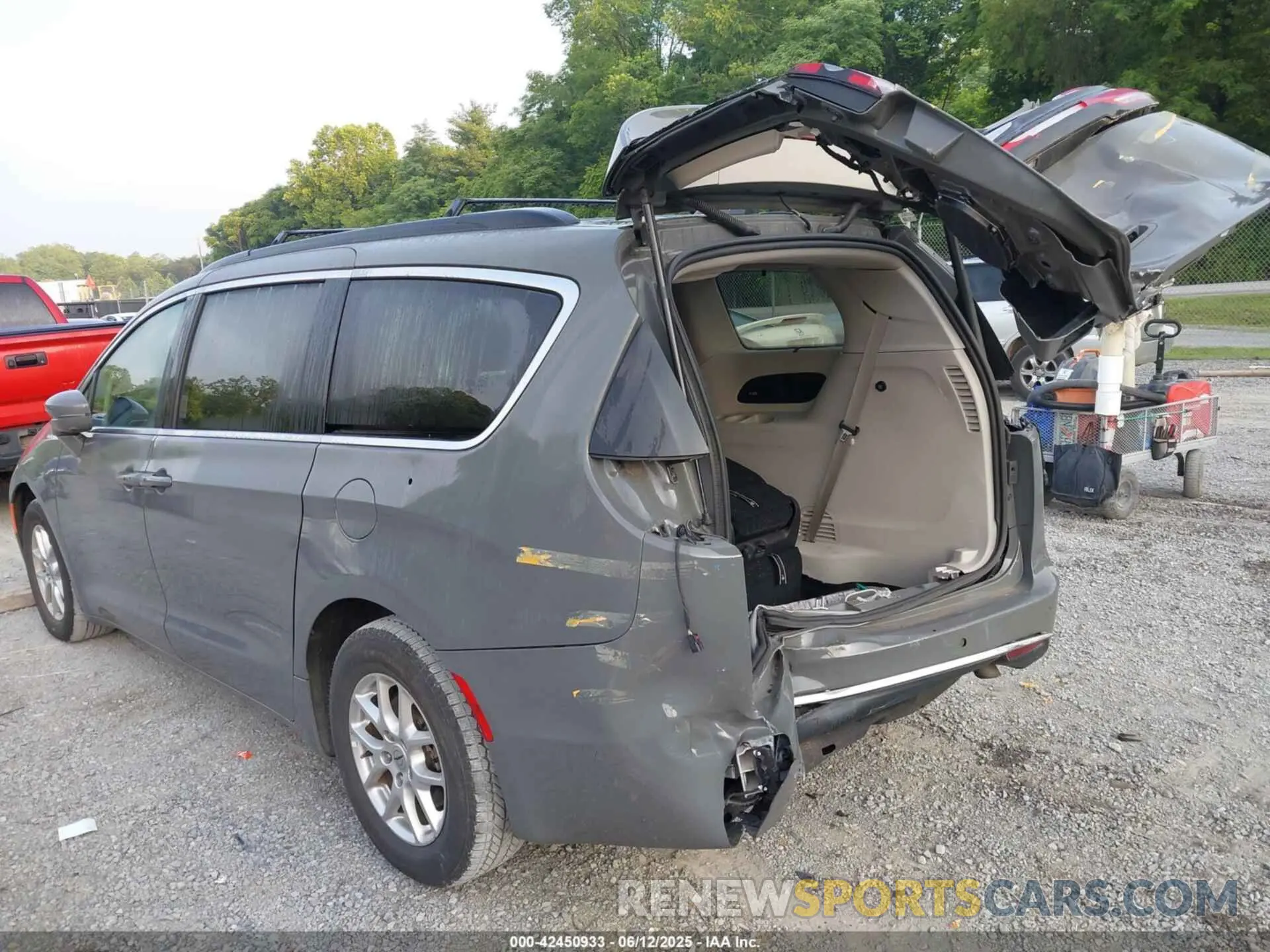 17 Photograph of a damaged car 2C4RC1BG5NR152545 CHRYSLER PACIFICA 2022