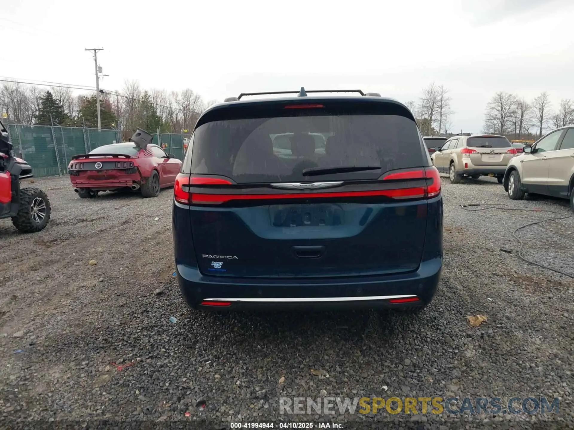 17 Photograph of a damaged car 2C4RC1BG6NR128514 CHRYSLER PACIFICA 2022