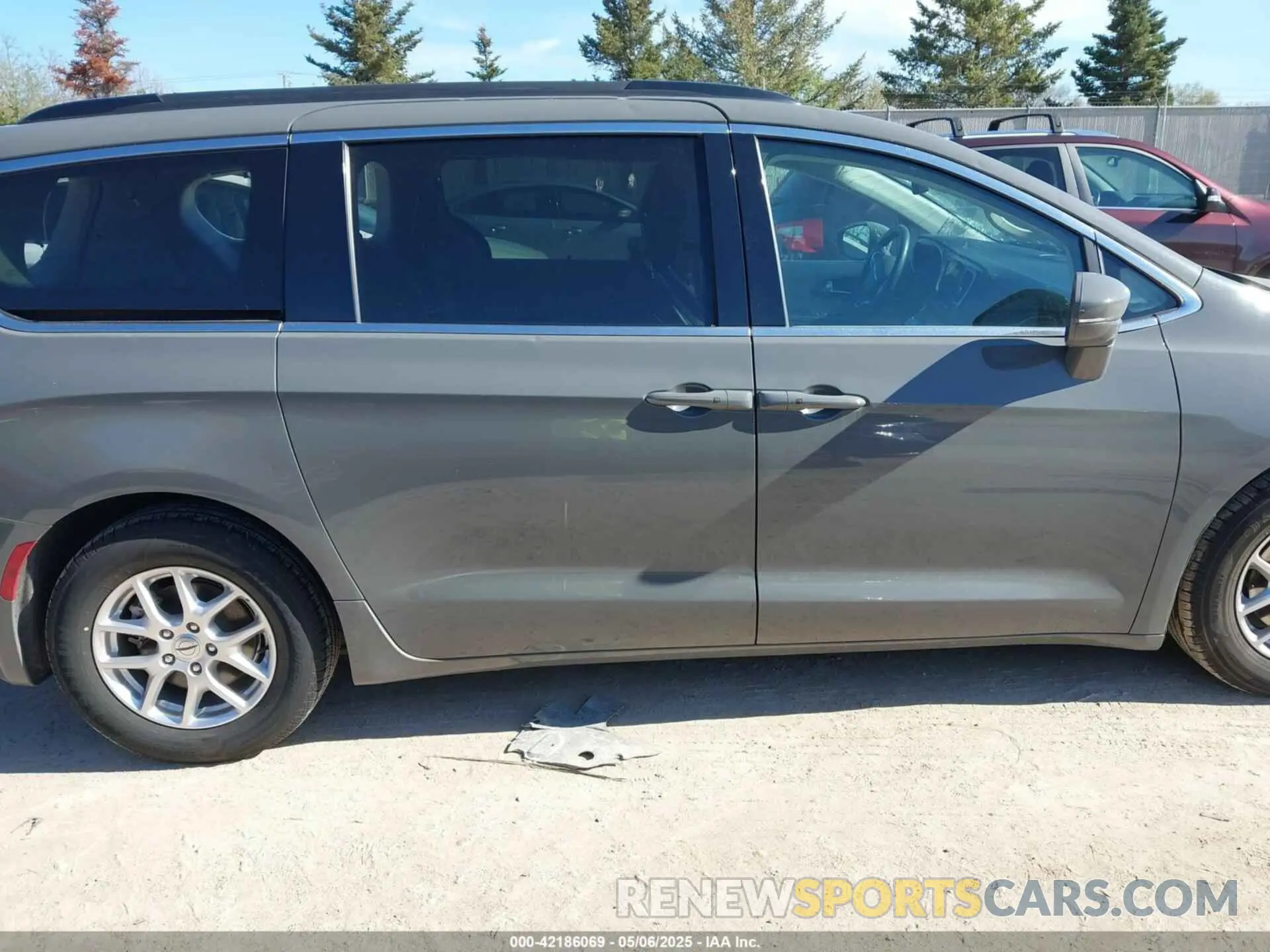 13 Photograph of a damaged car 2C4RC1BG7NR152112 CHRYSLER PACIFICA 2022