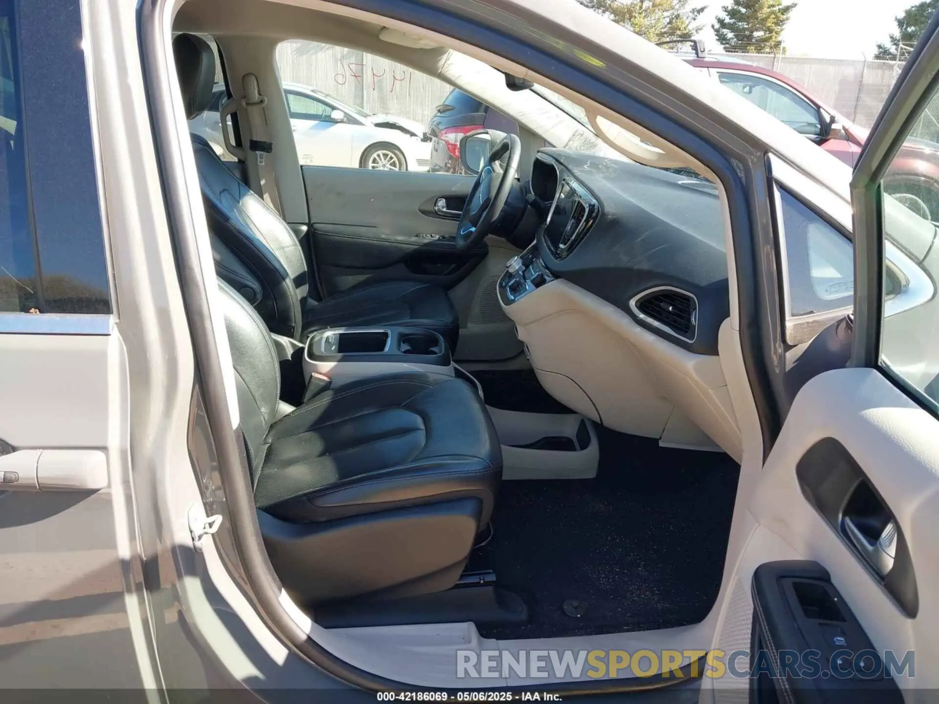 5 Photograph of a damaged car 2C4RC1BG7NR152112 CHRYSLER PACIFICA 2022