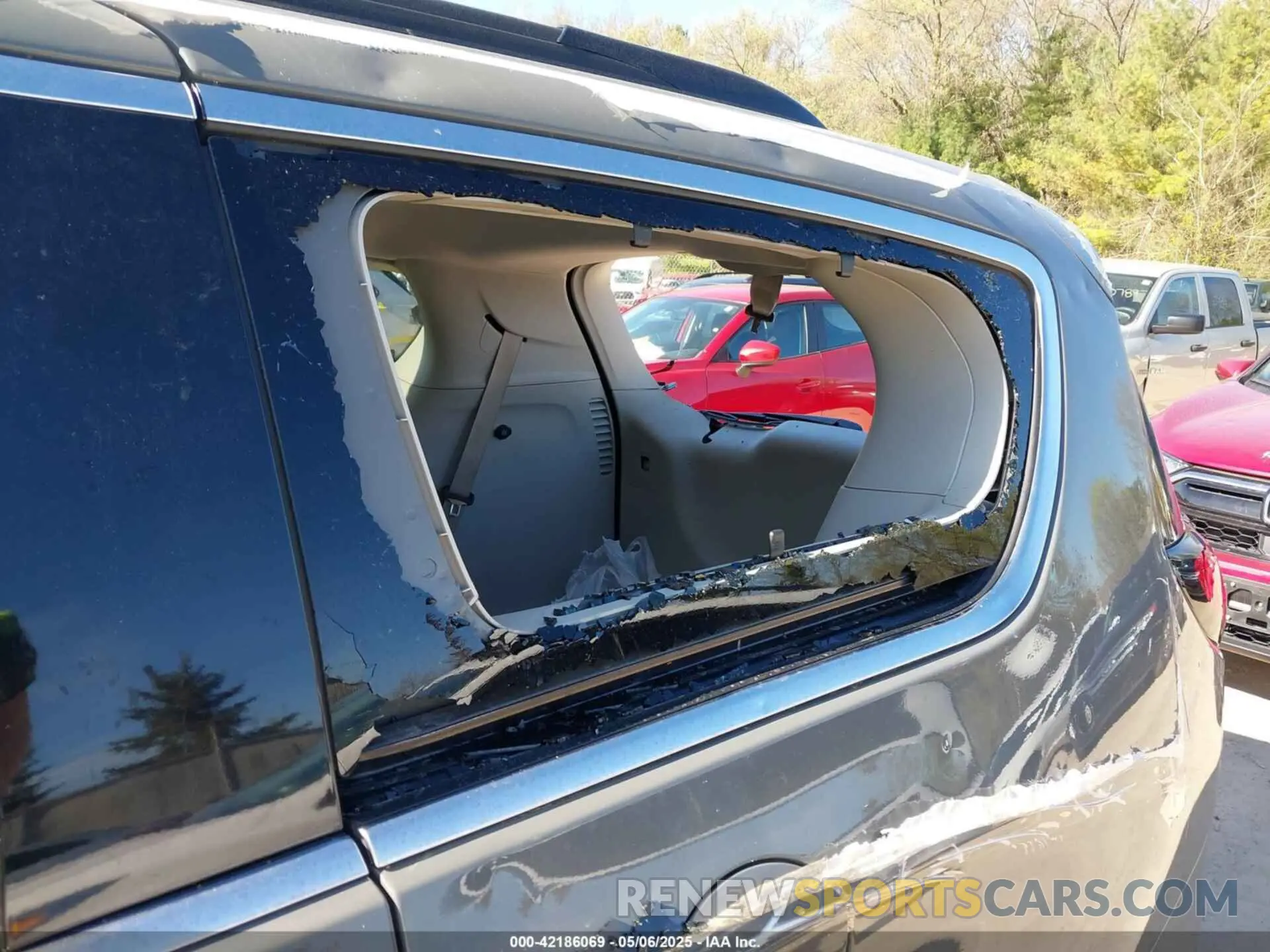 6 Photograph of a damaged car 2C4RC1BG7NR152112 CHRYSLER PACIFICA 2022